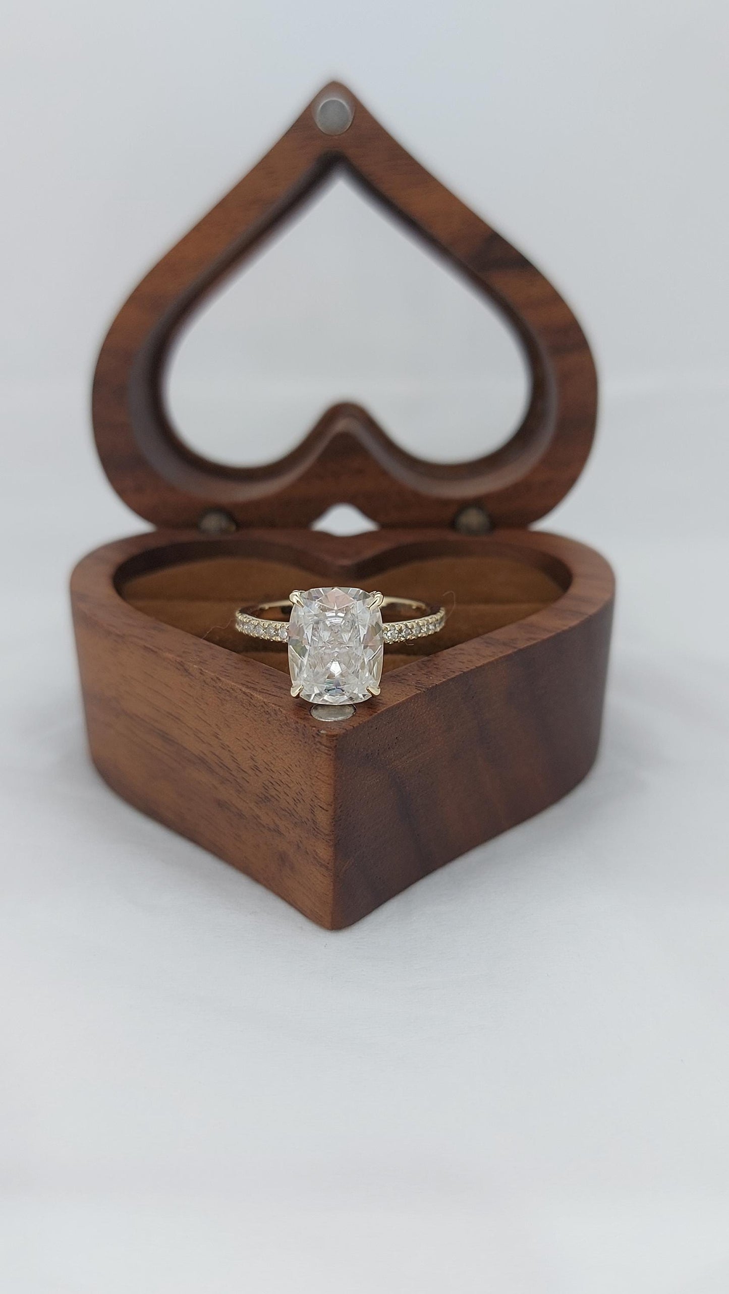 Verlobungsring mit Kissen-Moissanit und verstecktem Halo Cushion cut Moissanite engagement ring in 935 Argentium Silber — custom handcrafted by Forever For Love