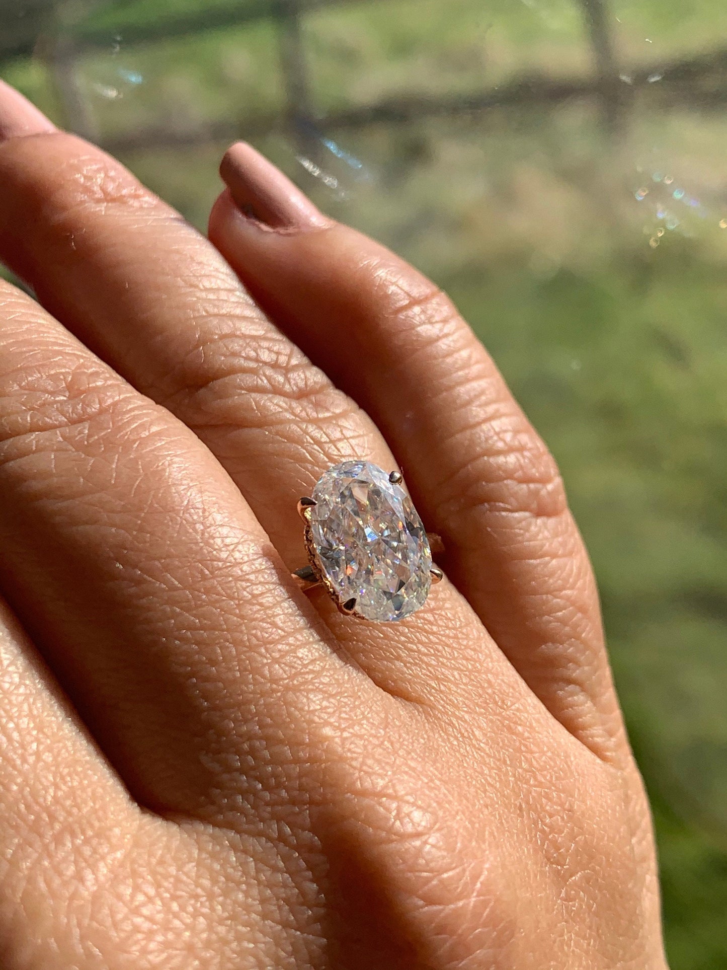 Bague de fiançailles ovale, bague de fiançailles moissanite ovale de 4 carats (12*8mm) effet "crushed ice", bague sertie d'un halo de diamants. Round cut 1Ct Moissanite coupe brillante engagement ring in Gold or Platinum — custom handcrafted by Forever For Love