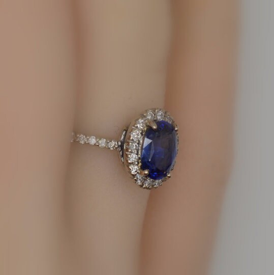 Bague de fiançailles saphir et diamant bleu ovale 2 carats Oval cut 1Ct Saphir naturel engagement ring in Gold or Platinum — custom handcrafted by Forever For Love