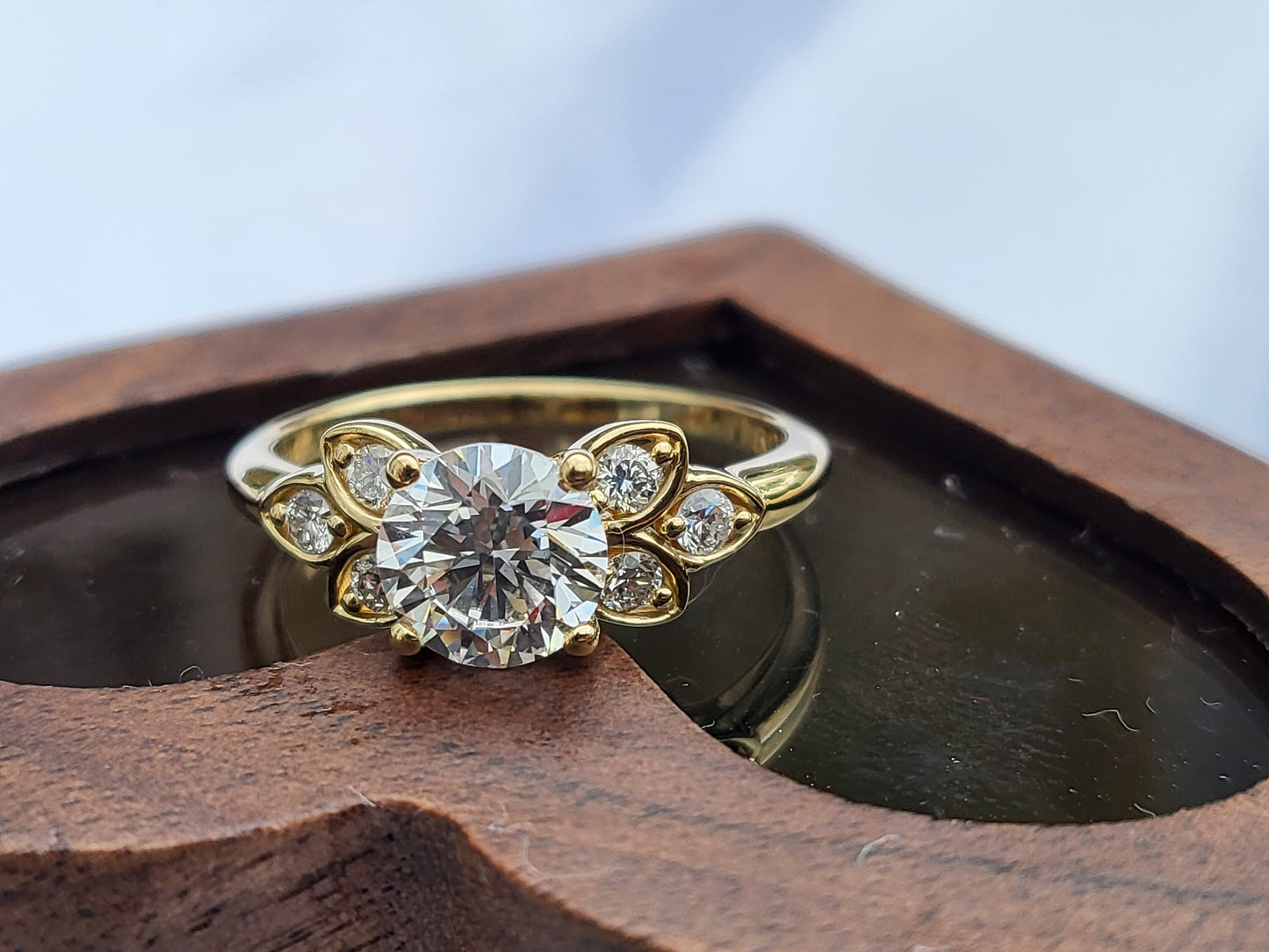 1 Karat IGI-zertifizierter dreisteiniger runder Labor-Diamant-Verlobungsring Round cut Moissanite engagement ring in Gold or Platinum — custom handcrafted by Forever For Love