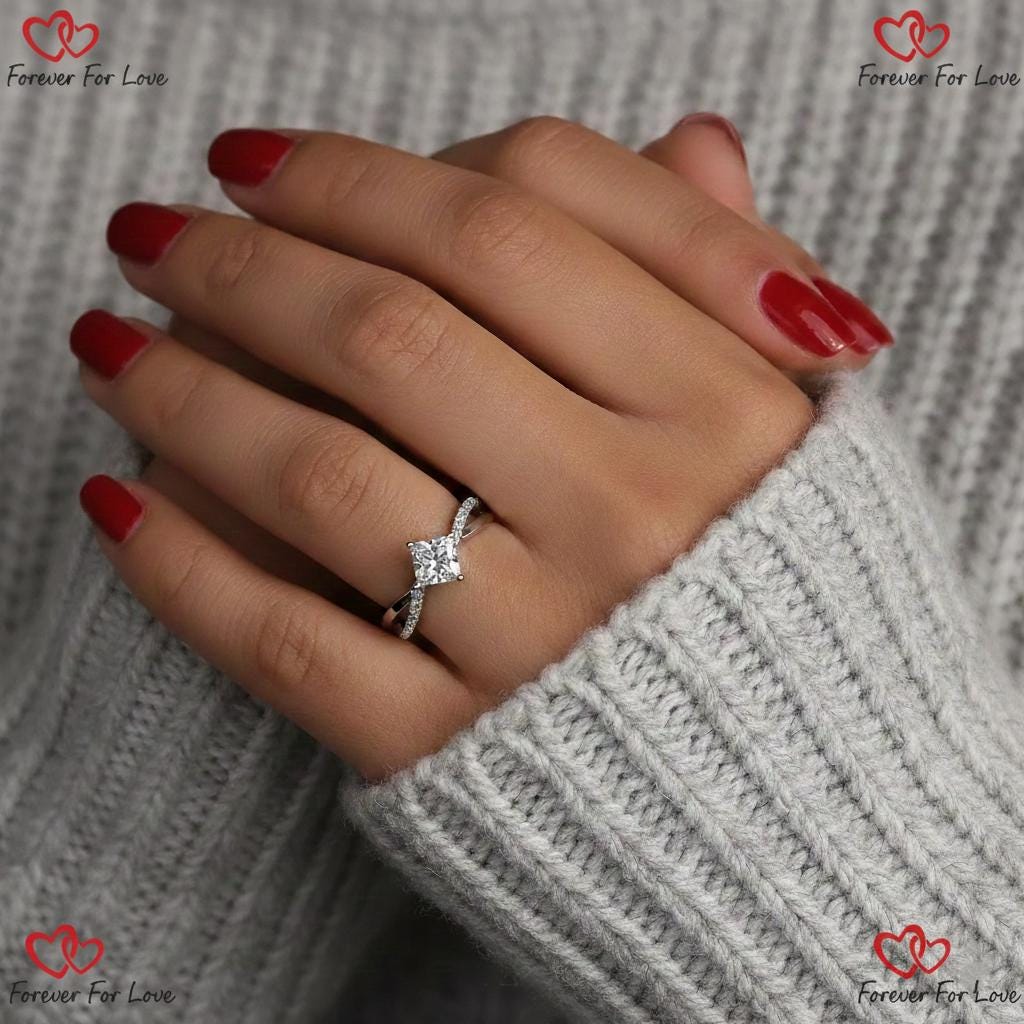 1,2 Karat IGI zertifizierter Prinzess-Schliff Labor-Diamant Ring mit gedrehter Ringschiene Princess cut Moissanite engagement ring in 935er Argentium Silber — custom handcrafted by Forever For Love