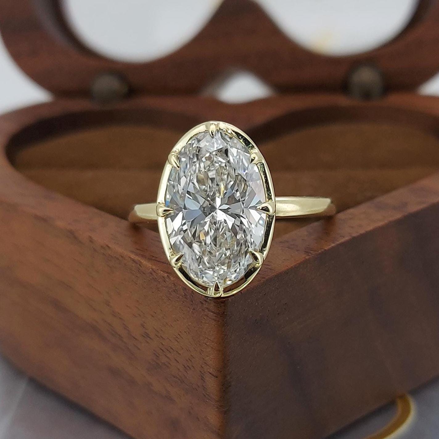Bague de fiançailles solitaire ovale en diamant de laboratoire certifié IGI de 3,5 carats Oval cut 1Ct Moissanite taille brillant engagement ring in Gold or Platinum — custom handcrafted by Forever For Love