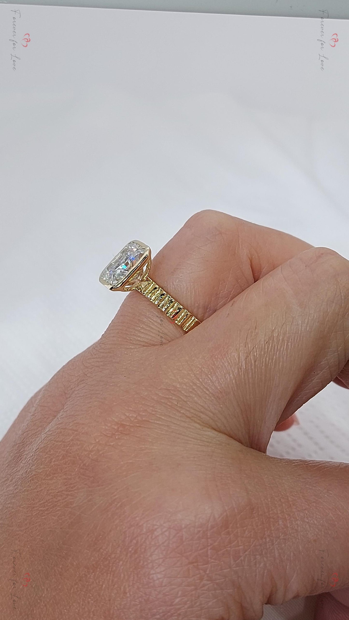 Einzigartiger Vintage 1,5 Karat Radiant-Schliff Moissanit Verlobungsring, Lünettenfassung Antrags-Jahrestagsring Radiant cut Moissanite engagement ring in 935er Argentium Silber — custom handcrafted by Forever For Love