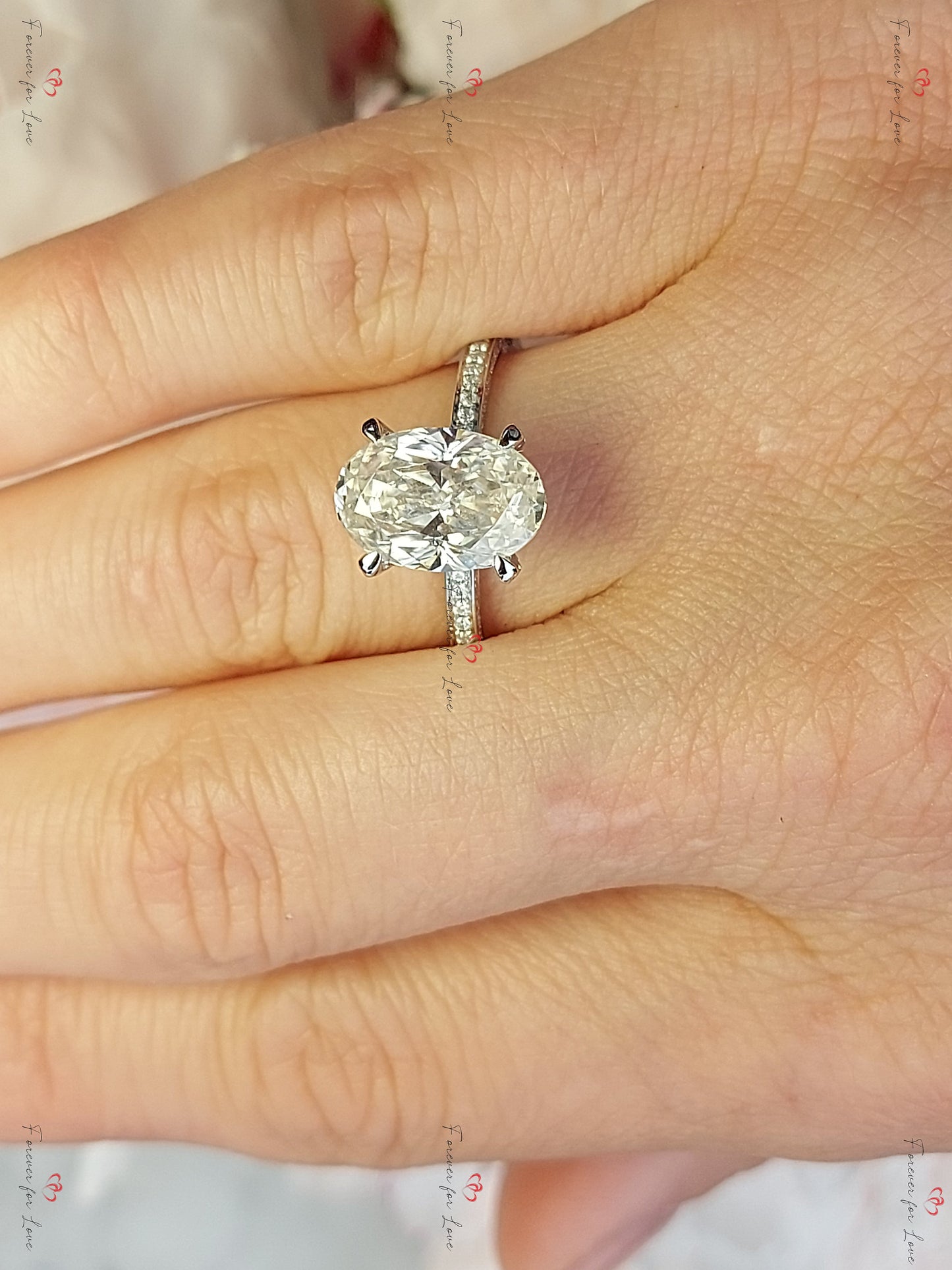4 Karat ovaler Moissanit Crushed Ice mit Pavé-Band verdeckter Halo Verlobungsring Oval cut Moissanite engagement ring in 935 Argentium Silber — custom handcrafted by Forever For Love