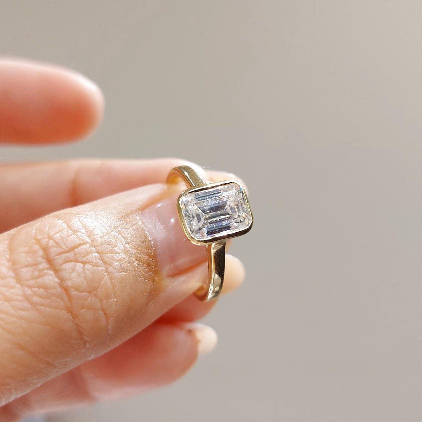 Bague de fiançailles solitaire émeraude en diamant émeraude et moissanite de 2 ct Emerald cut 1Ct Moissanite taille brillant engagement ring in Gold or Platinum — custom handcrafted by Forever For Love