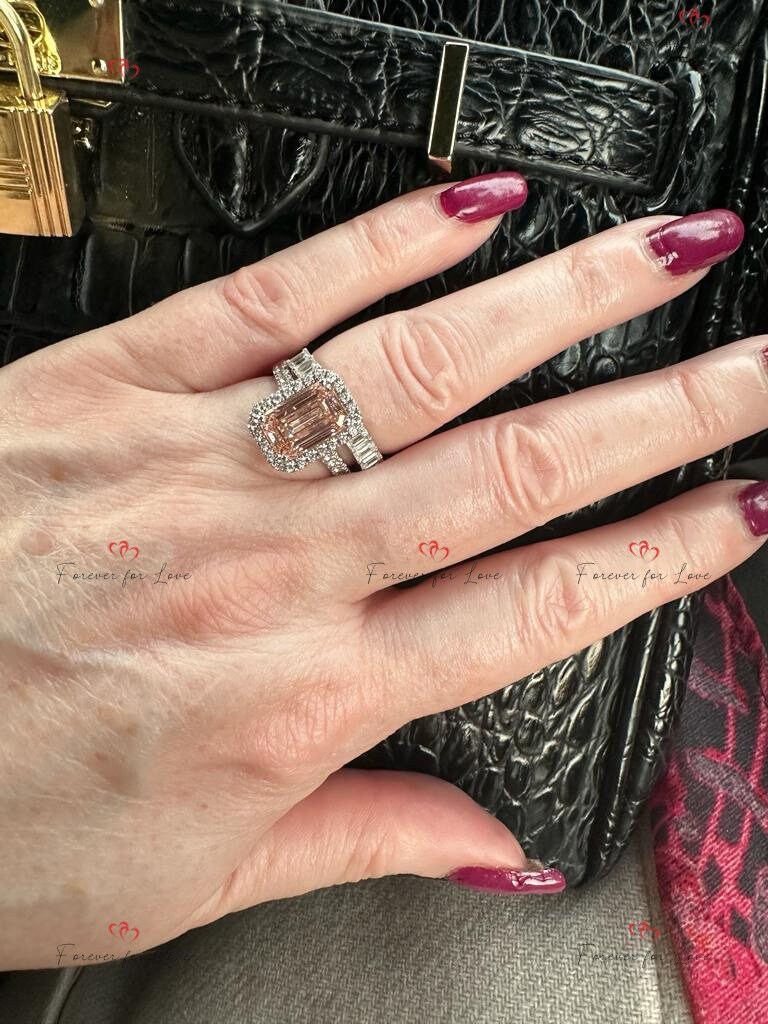 Bague de fiançailles auréole avec diamant de laboratoire émeraude certifié IGI 4 carats Emerald cut 1Ct Moissanite Taille Brillant engagement ring in Gold or Platinum — custom handcrafted by Forever For Love