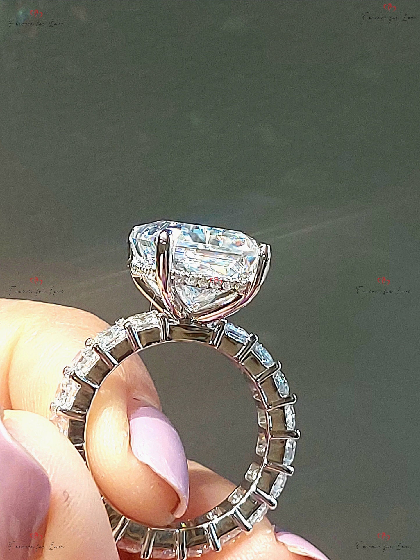 Bague de fiançailles solitaire en moissanite taille radiant 10 carats Radiant cut Moissanite taille brillant engagement ring in Gold or Platinum — custom handcrafted by Forever For Love