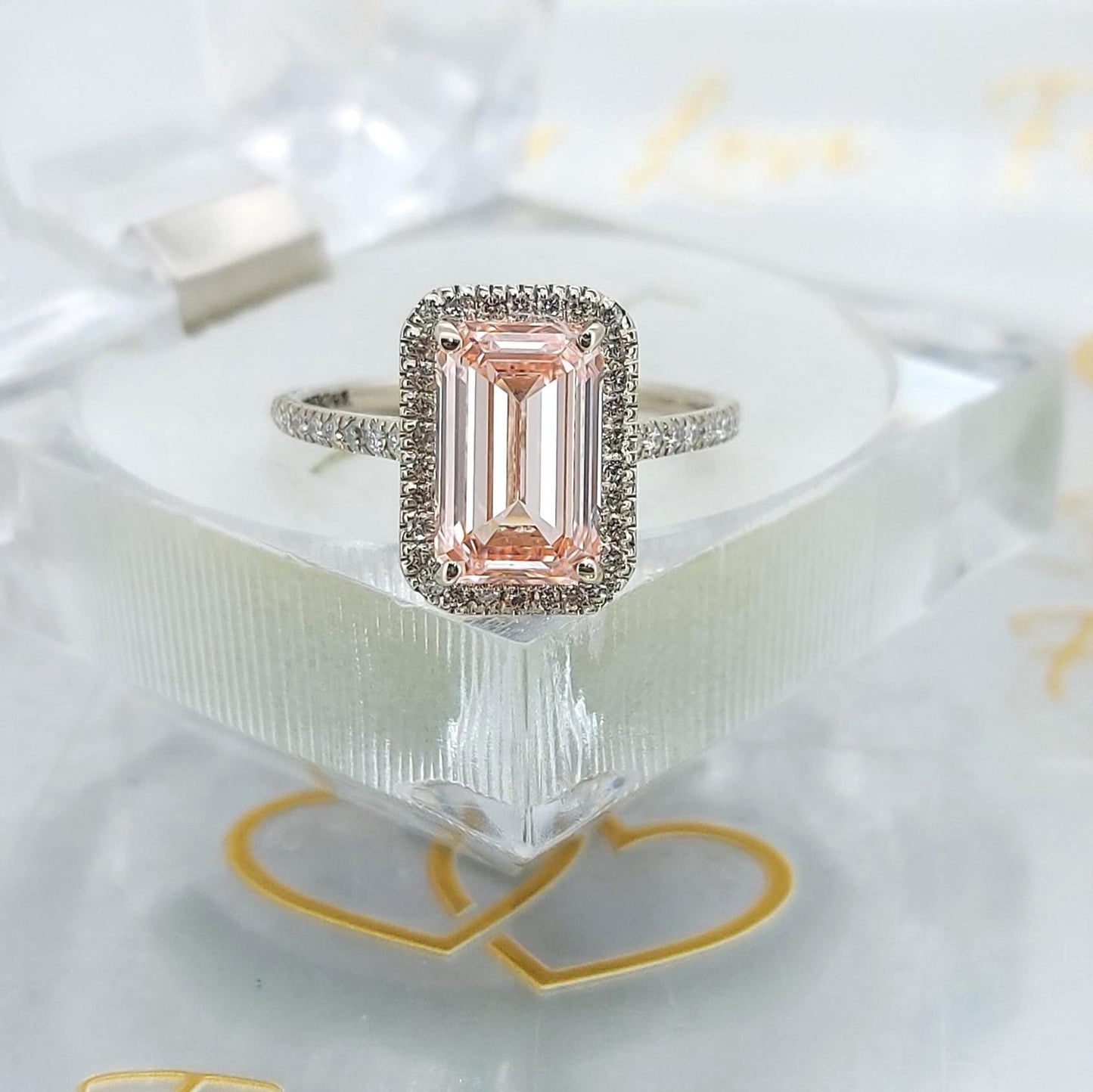 2,7 Karat IGI-zertifizierter Solitär-Verlobungsring mit Smaragd-Labor-Diamant Emerald cut Moissanite engagement ring in 935er Argentium Silber — custom handcrafted by Forever For Love