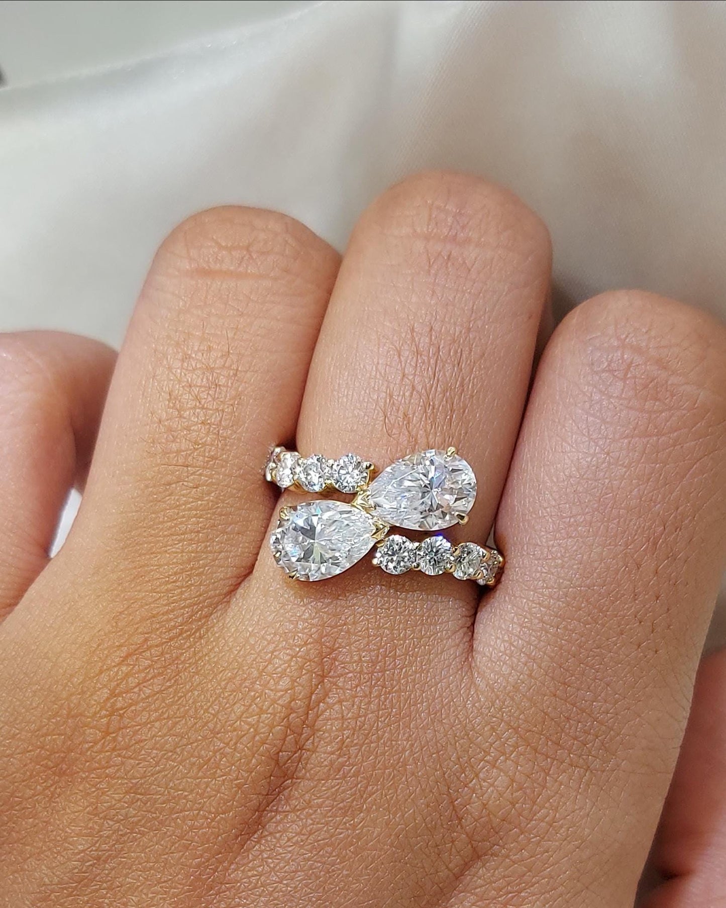 Bague de Fiançailles Poire en Diamant de Laboratoire de 3,6 Ct Certifié IGI Pear cut 1Ct Moissanite taille brillant engagement ring in Gold or Platinum — custom handcrafted by Forever For Love
