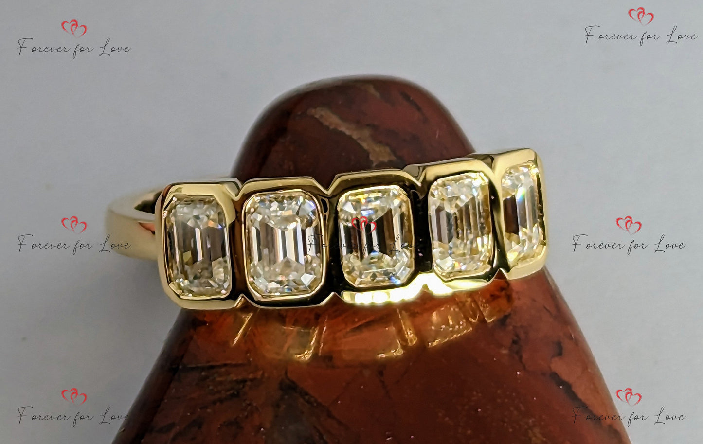 Bague d'anniversaire taille émeraude Moissanite, bague de mariage demi-éternité, serti clos en or jaune 14 carats, bague statement Emerald cut Moissanite taille brillant engagement ring in Gold or Platinum — custom handcrafted by Forever For Love