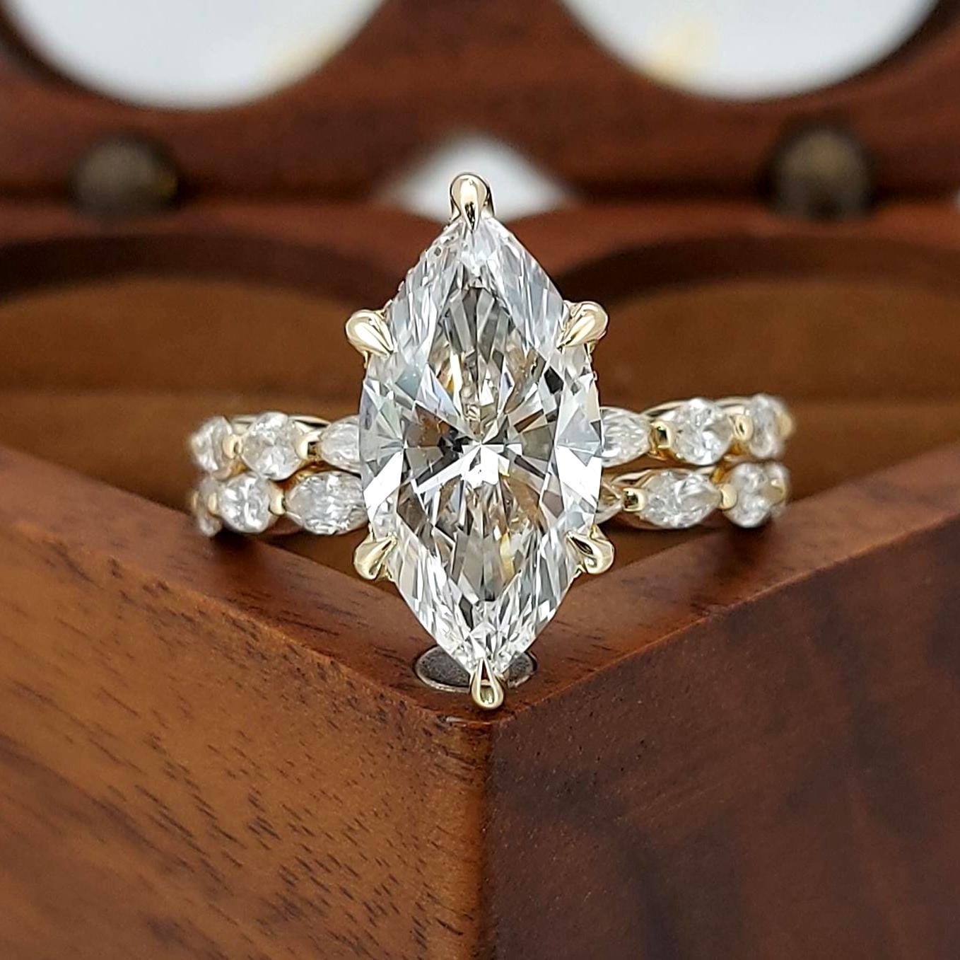 3 Karat IGI zertifizierter Diamant-Verlobungsring im Marquise-Schliff aus dem Labor mit Band Marquise cut Moissanite engagement ring in 935er Argentium Silber — custom handcrafted by Forever For Love