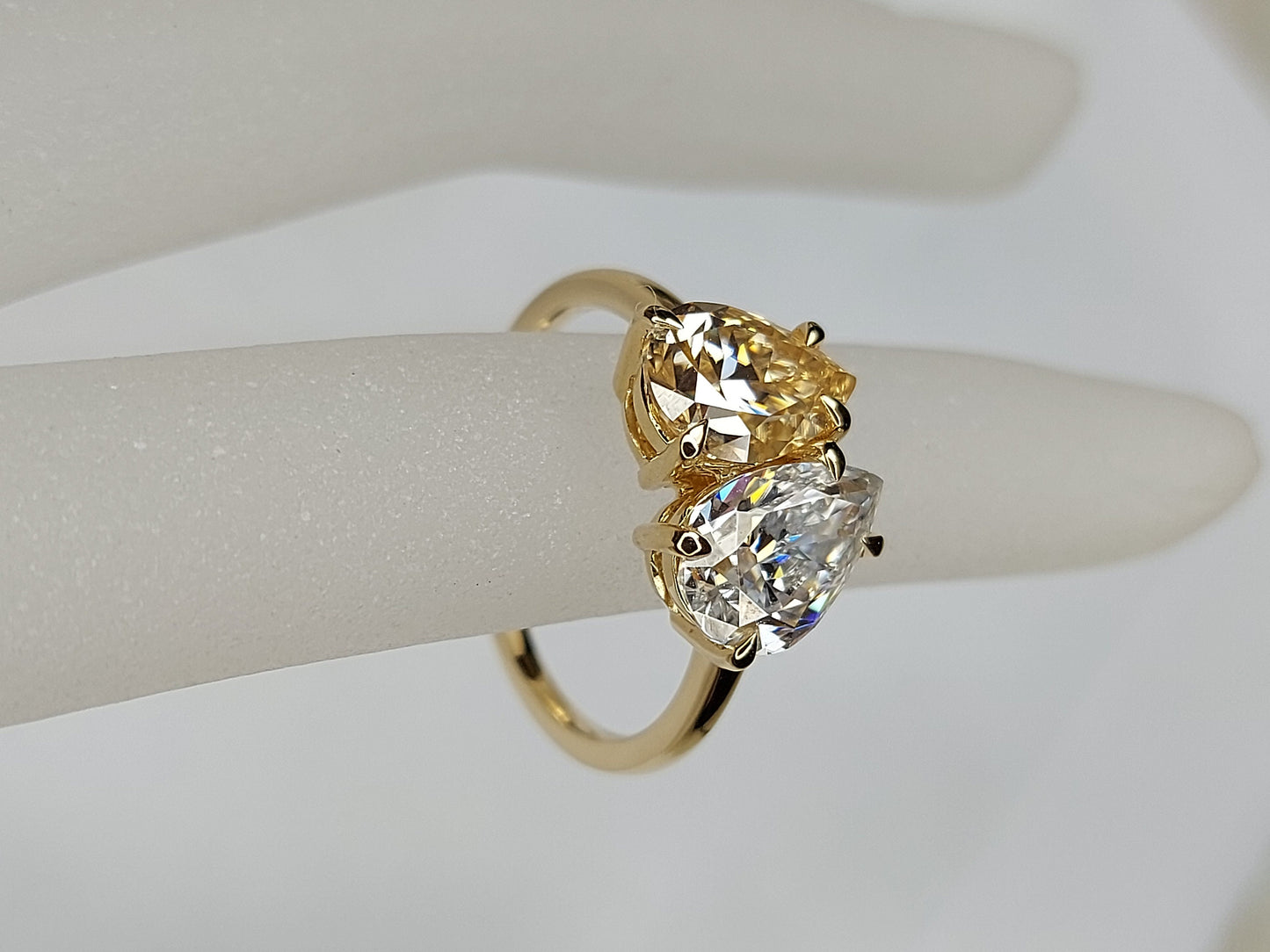 Bague de fiançailles poire 4 carats/ 10*7 mm, bague avec halo de diamants cachés, bague moissanite taille poire, grande bague de célébrité. Pear cut 1Ct Moissanite Taille Brillant engagement ring in Gold or Platinum — custom handcrafted by Forever For Love