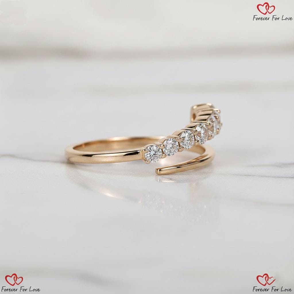 Bague de mariage ouverte en diamant de laboratoire, bague de mariage ajourée, bague manchette empilable pour femme, bague en diamant taille ronde, bague à serti croisé, bague de tous les jours Round cut Moissanite taille brillant engagement ring in Gold or Platinum — custom handcrafted by Forever For Love