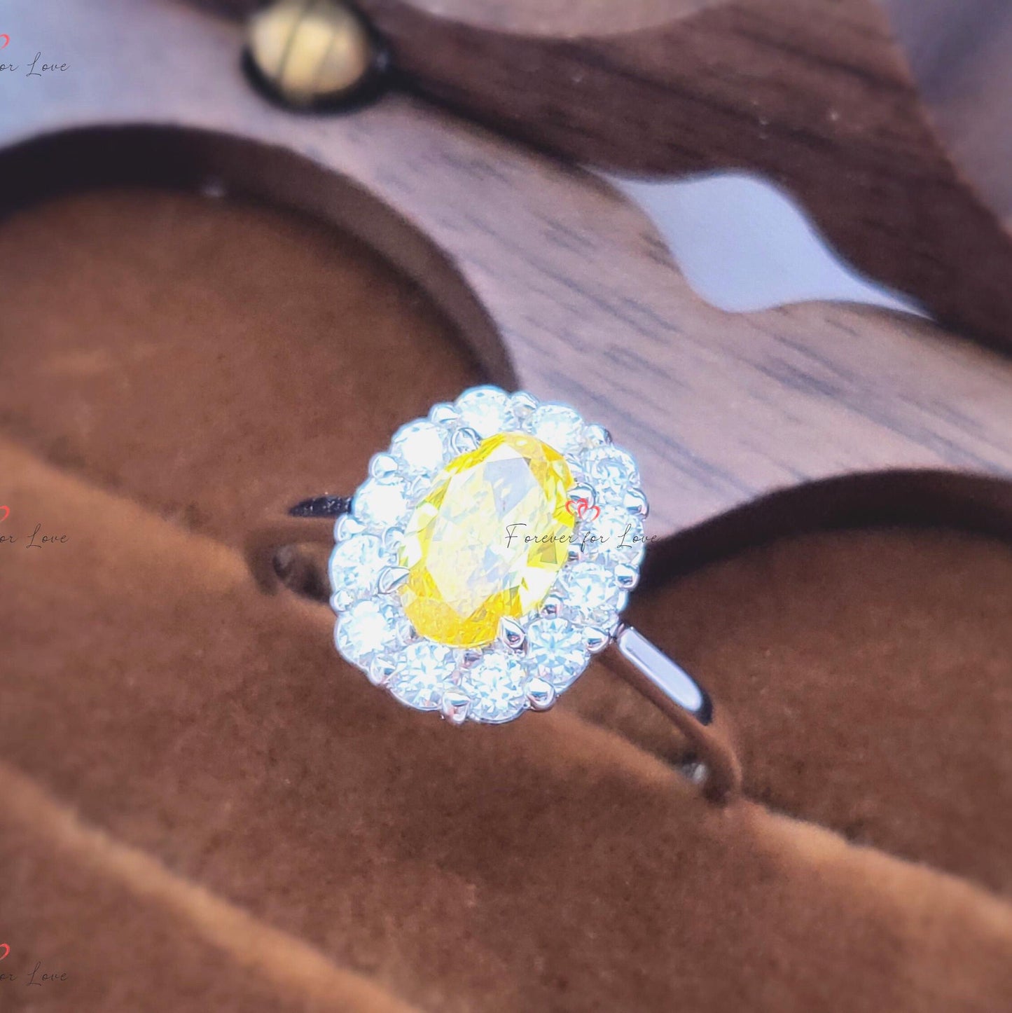 1 Karat Fancy Yellow Ovaler Labor-Diamant-Halo-Verlobungsring Oval cut Moissanite engagement ring in 935er Argentium Silber — custom handcrafted by Forever For Love
