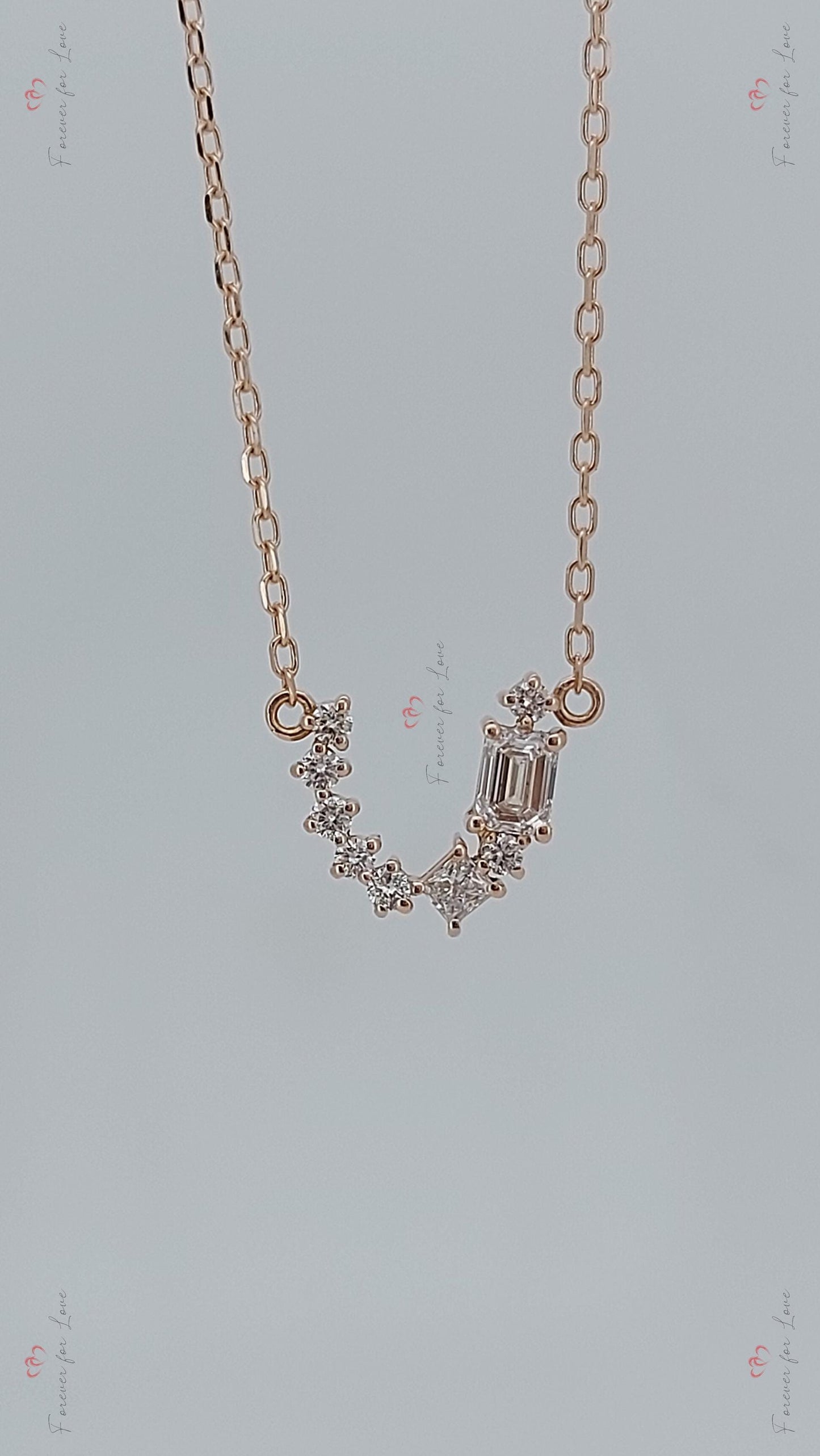 Collier fer à cheval porte-bonheur, cadeau pour les amoureux des chevaux | Pendentif délicat en or ou en argent | Breloque personnalisée porte-bonheur | Cadeau de remise de diplôme ou d'anniversaire Moissanite engagement ring in Gold or Platinum — custom handcrafted by Forever For Love