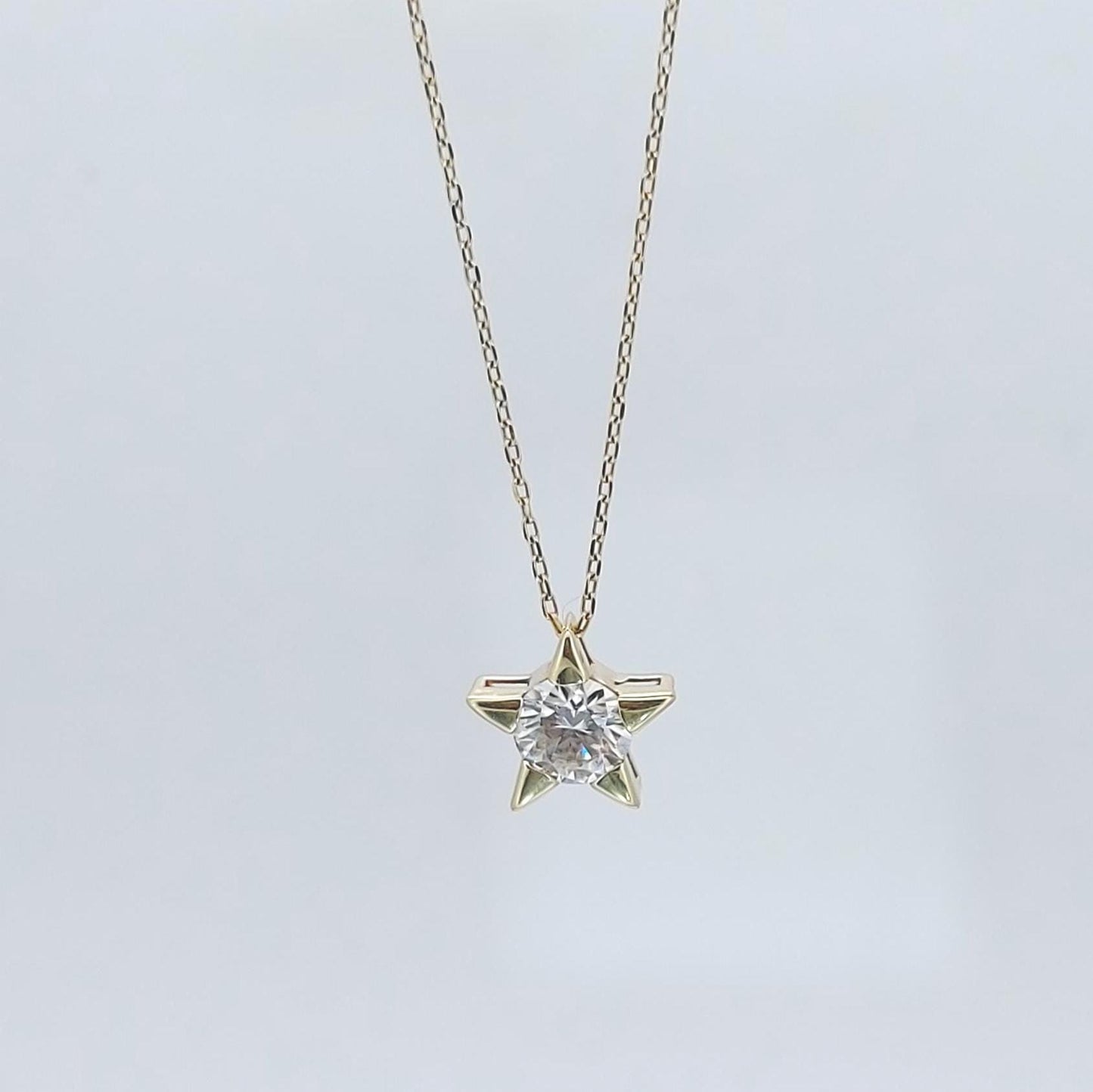 Sternförmige runde Diamantkette, 14 Karat Gelbgold, zierlicher minimalistischer Diamantanhänger, sternförmige Damenhalskette, perfektes Halsketten-Geschenk. Moissanite engagement ring in Gold or Platinum — custom handcrafted by Forever For Love