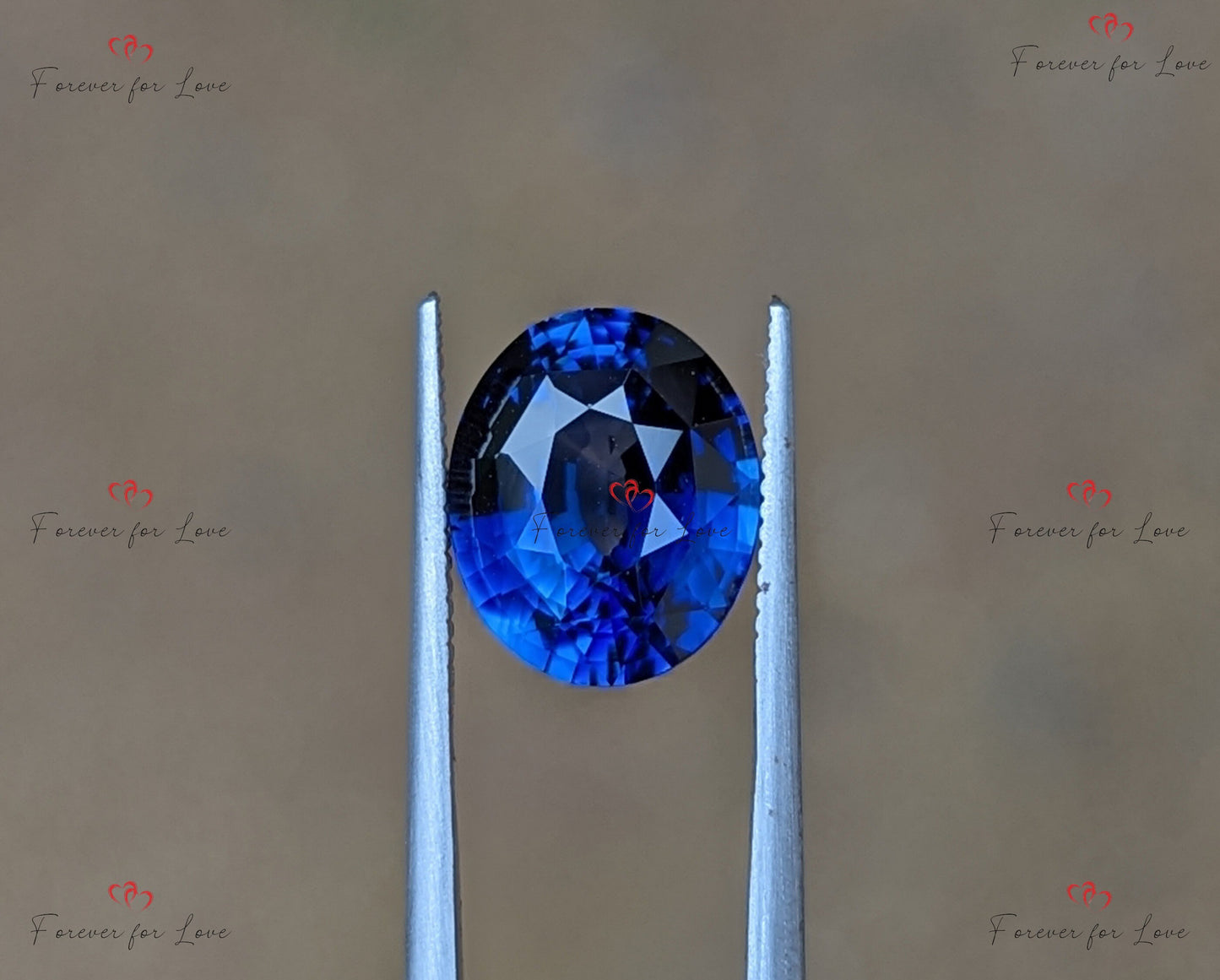 Ein natürlicher, eleganter, wärmebehandelter, erdeigener Ceylon-Saphir in Königsblau im Ovalschliff. Moissanite engagement ring in Gold or Platinum — custom handcrafted by Forever For Love
