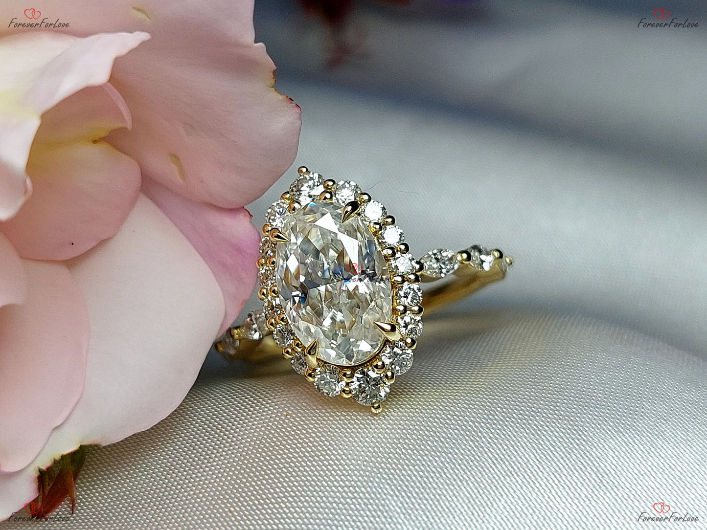 3 Karat ovaler Moissanit- & Diamant-Verlobungsring mit Halo Oval cut Moissanite engagement ring in 935er Argentium Silber — custom handcrafted by Forever For Love