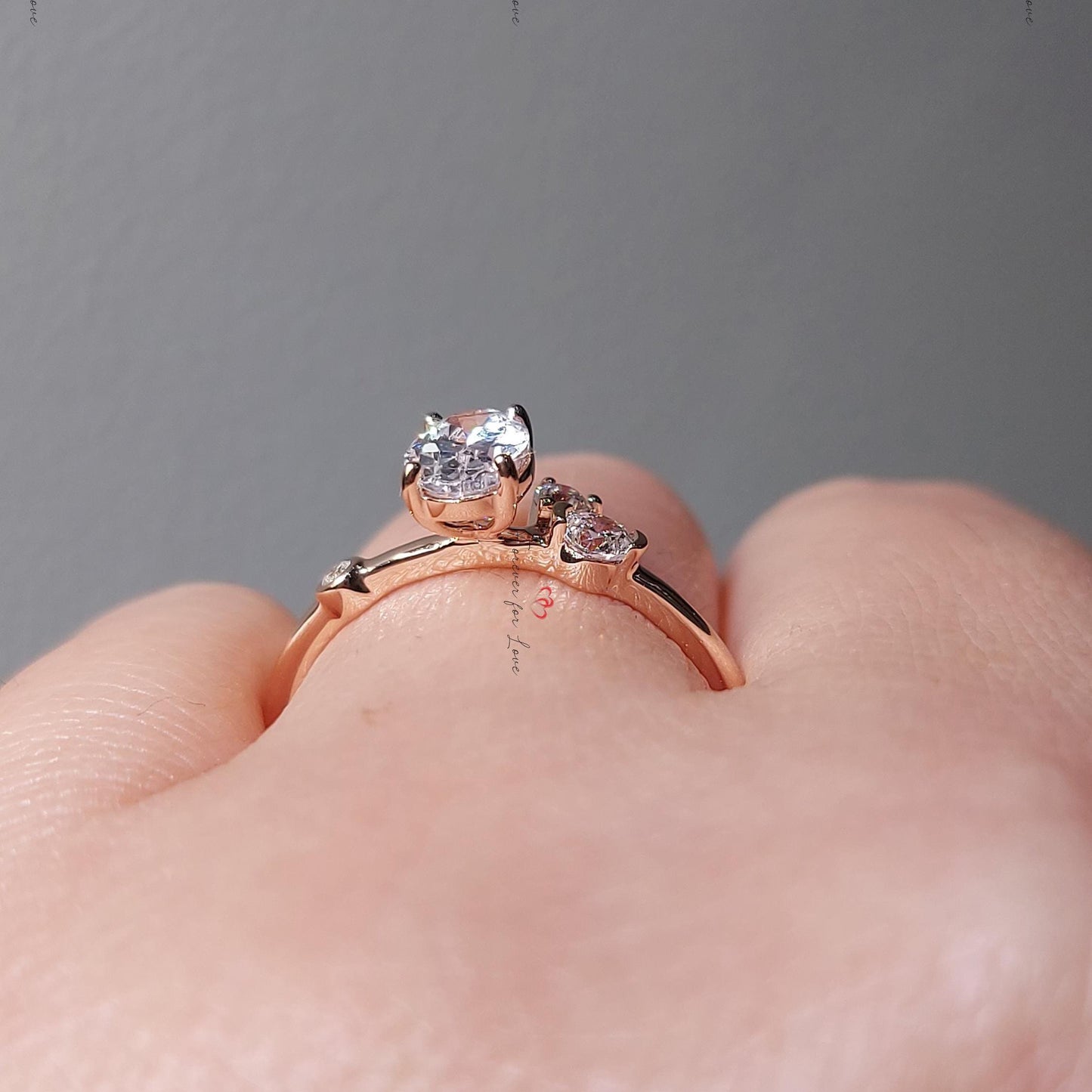 1 Karat IGI zertifizierter ovaler Labor-Diamant-Verlobungsring mit Marquise-Akzenten Oval cut Moissanite engagement ring in 935er Argentium Silber — custom handcrafted by Forever For Love