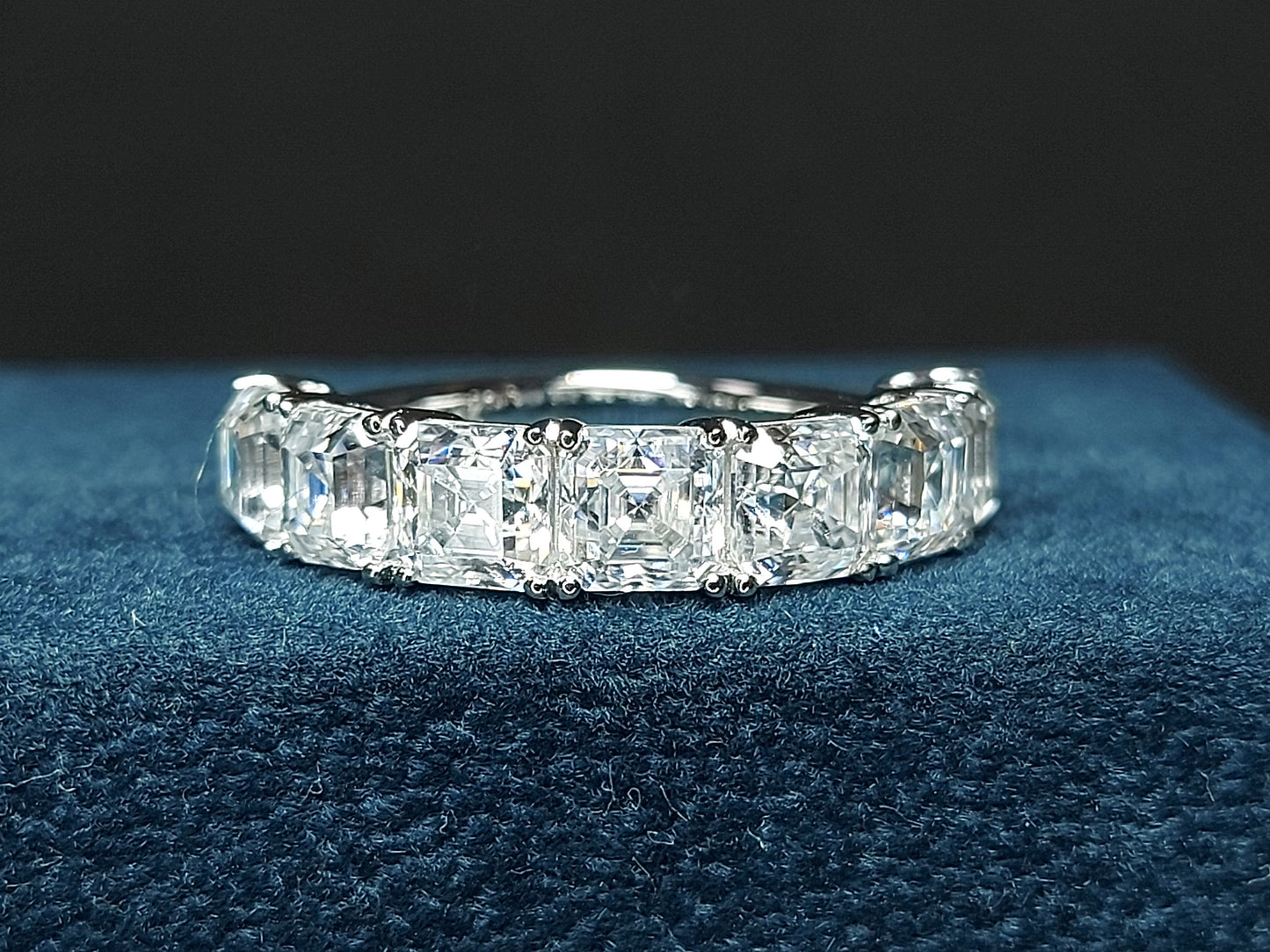 Bague d'anniversaire taille Asscher avec Moissanite, Bague de mariage demi-éternité en or blanc 14 carats massif, Bague spectaculaire Asscher cut Moissanite taille brillant engagement ring in Gold or Platinum — custom handcrafted by Forever For Love