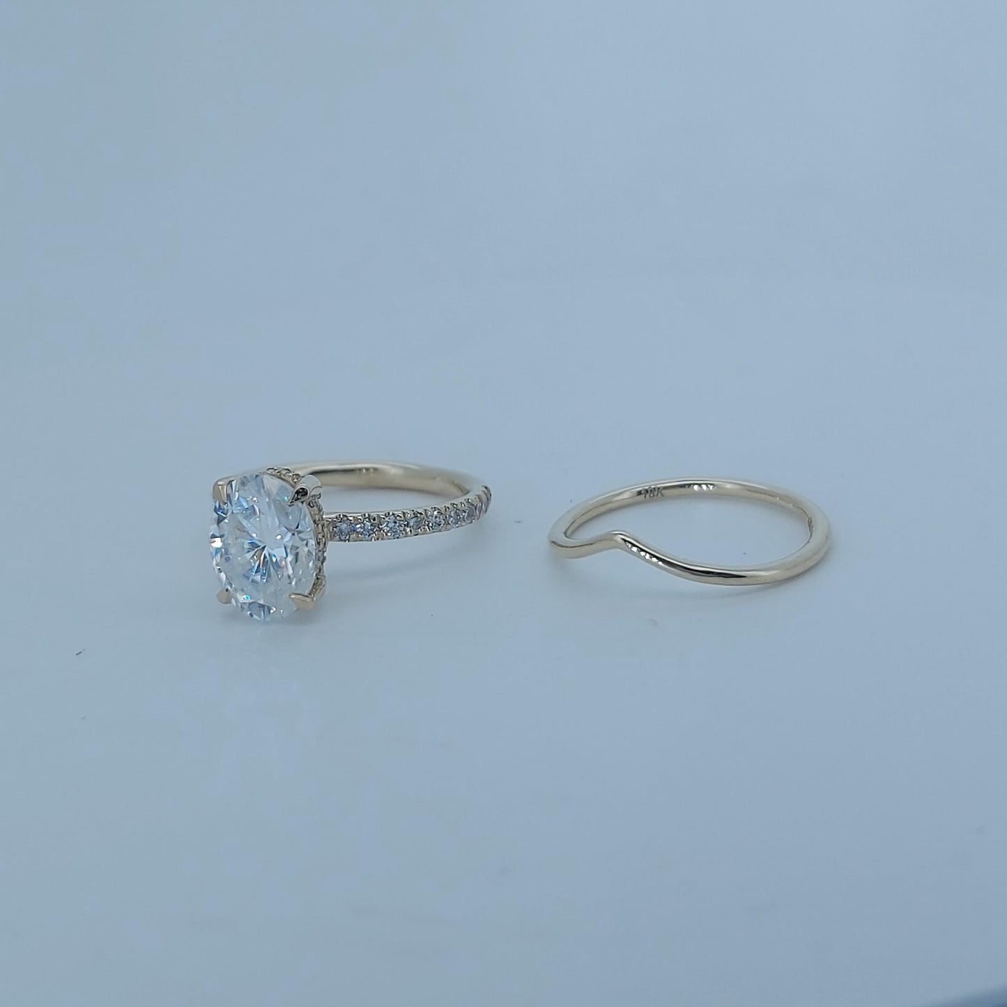 3ct Ehering-Set mit ovalem Schliff in Gelbgold, ovales Brautset mit Brillantschliff, oval geschnittenes Moissanit-Brautset, Moissanit-Brautset. Oval cut Moissanite engagement ring in 935 Argentium Silber — custom handcrafted by Forever For Love