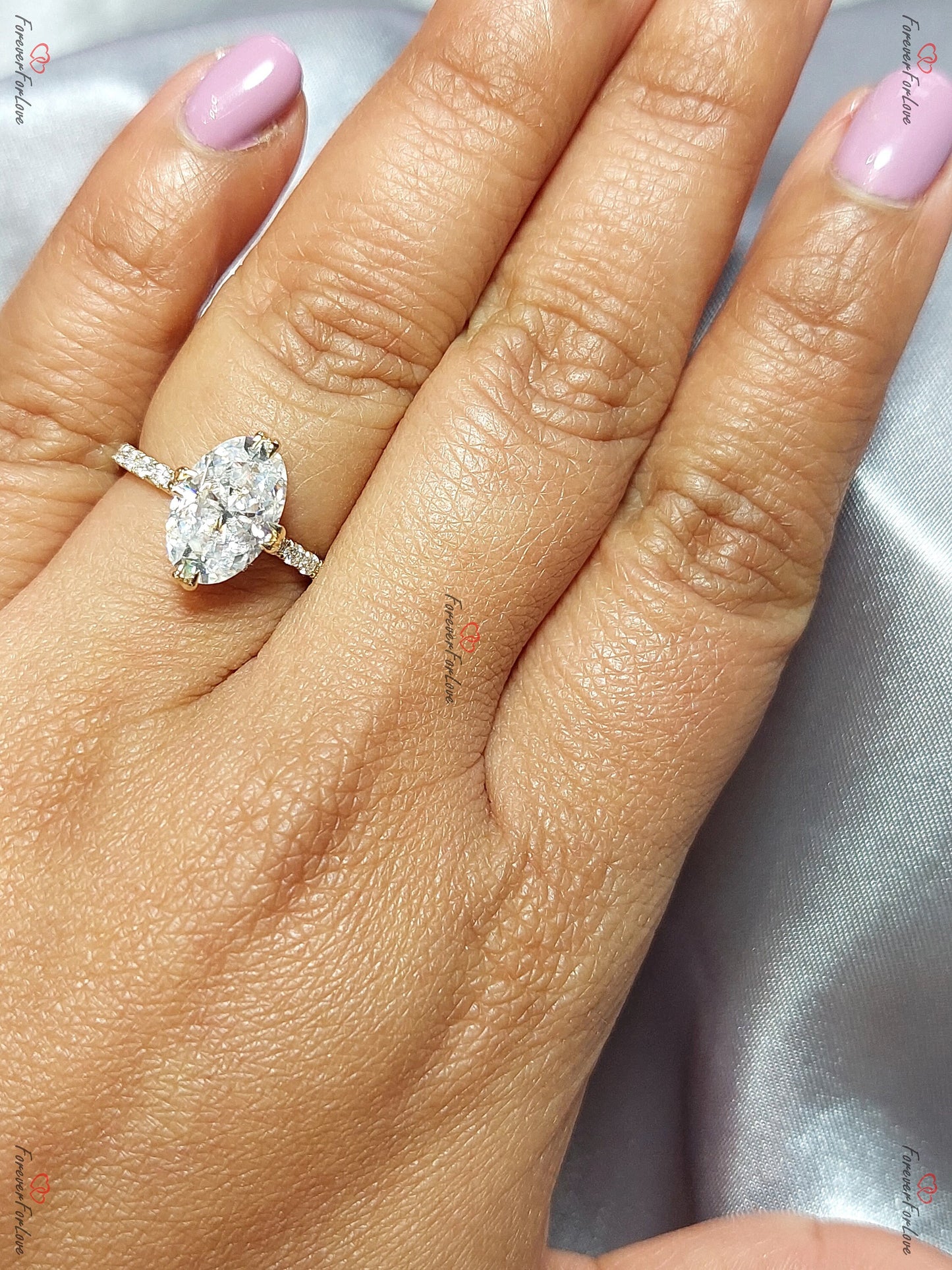Bague de Fiançailles Ovale Solitaire 3 carats avec Accents Moissanite et Diamant Oval cut 1Ct Moissanite taille brillant engagement ring in Gold or Platinum — custom handcrafted by Forever For Love