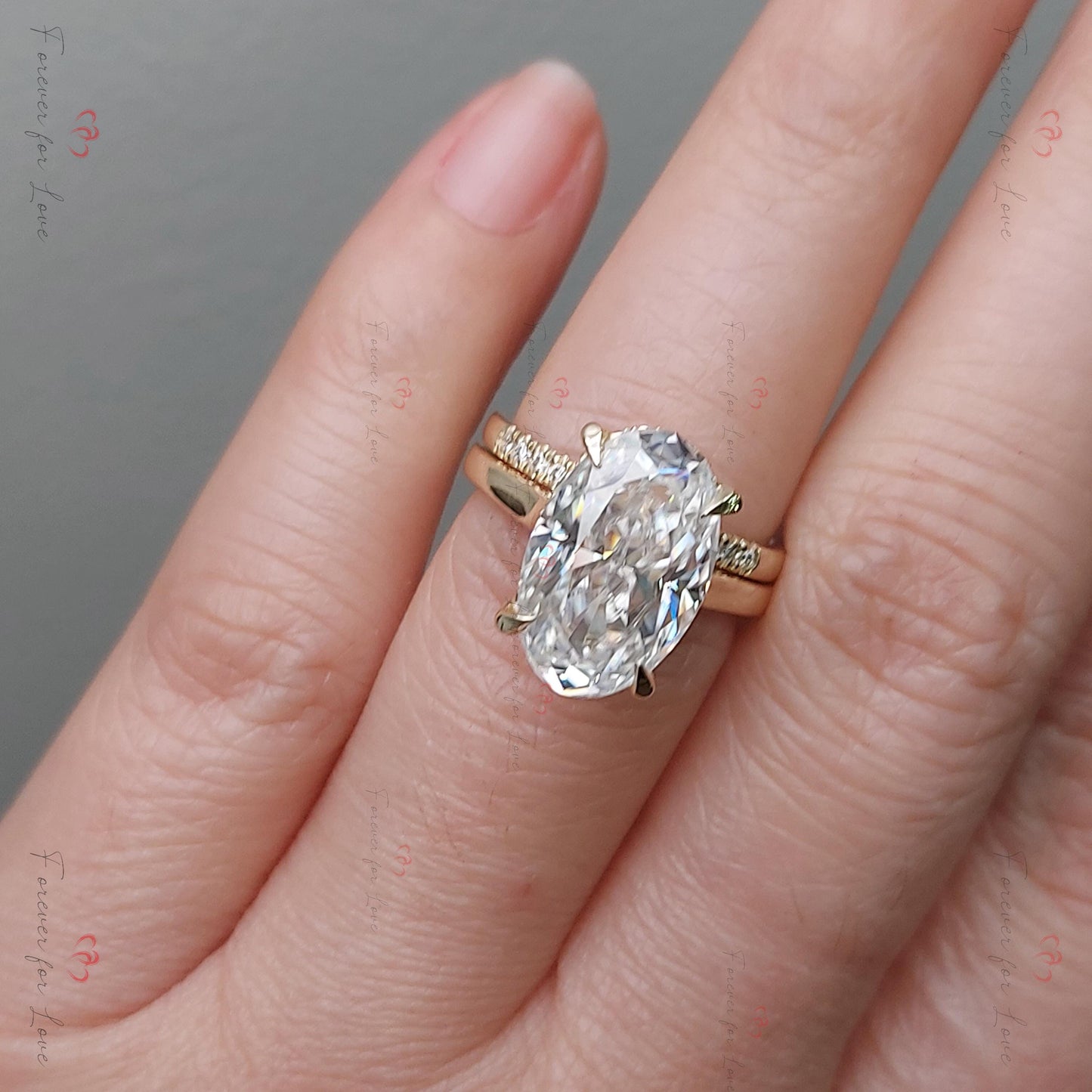 Bague de Fiançailles Ovale en Diamant ou Moissanite Oval cut Moissanite taille brillant engagement ring in Gold or Platinum — custom handcrafted by Forever For Love