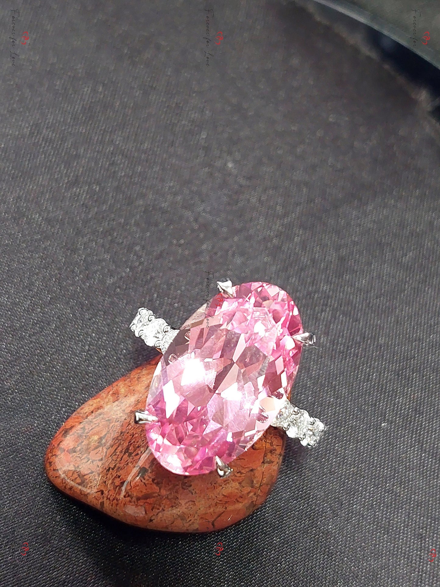 Bague de fiançailles avec saphir rose ovale de 10 carats Oval cut 1Ct Saphir naturel engagement ring in Gold or Platinum — custom handcrafted by Forever For Love