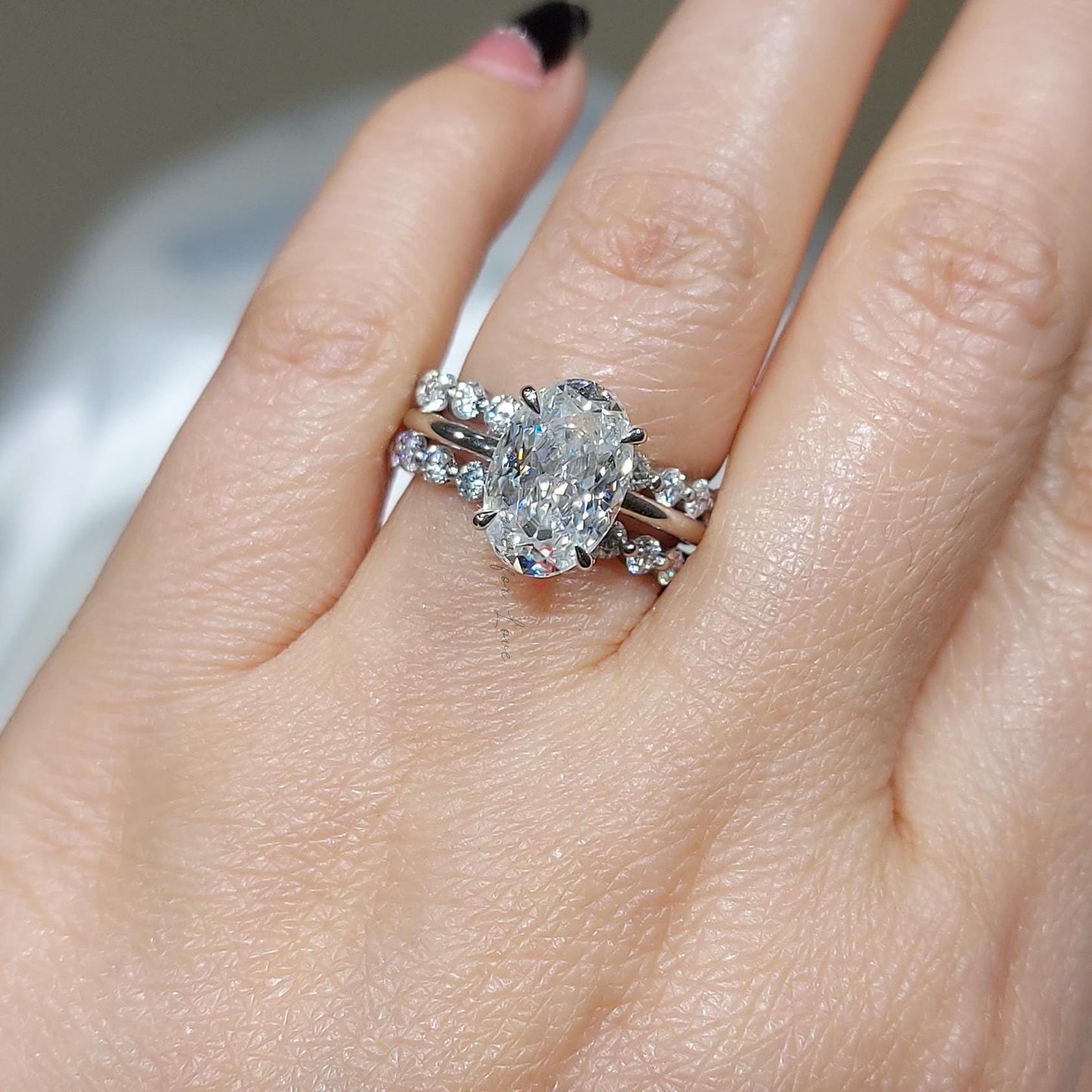 Alliance de mariage ovale en moissanite 3 carats Oval cut Moissanite Taille Brillant engagement ring in Gold or Platinum — custom handcrafted by Forever For Love