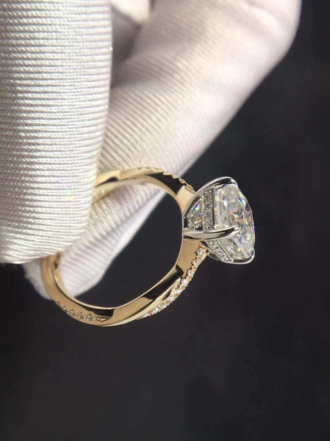 Bague de fiançailles auréolée avec diamant coussin de 2 carats Cushion cut 1Ct Moissanite taille brillant engagement ring in Gold or Platinum — custom handcrafted by Forever For Love