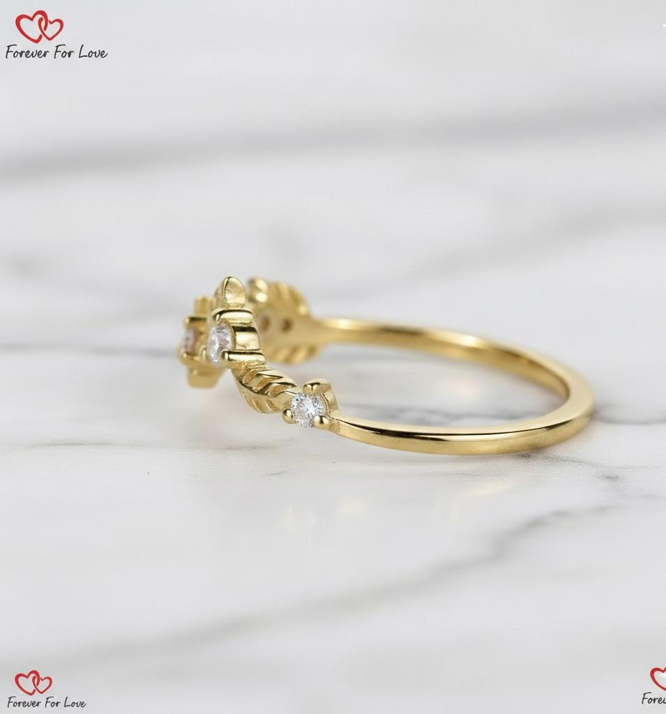 Naturinspirierter runder Diamant-Ehering für Sie, V-förmiger Chevron-Ring, stapelbarer Ring im Blattstil für Verlobungsringe, Jubiläumsgeschenke Round cut Moissanite engagement ring in 935 Argentium Silber — custom handcrafted by Forever For Love