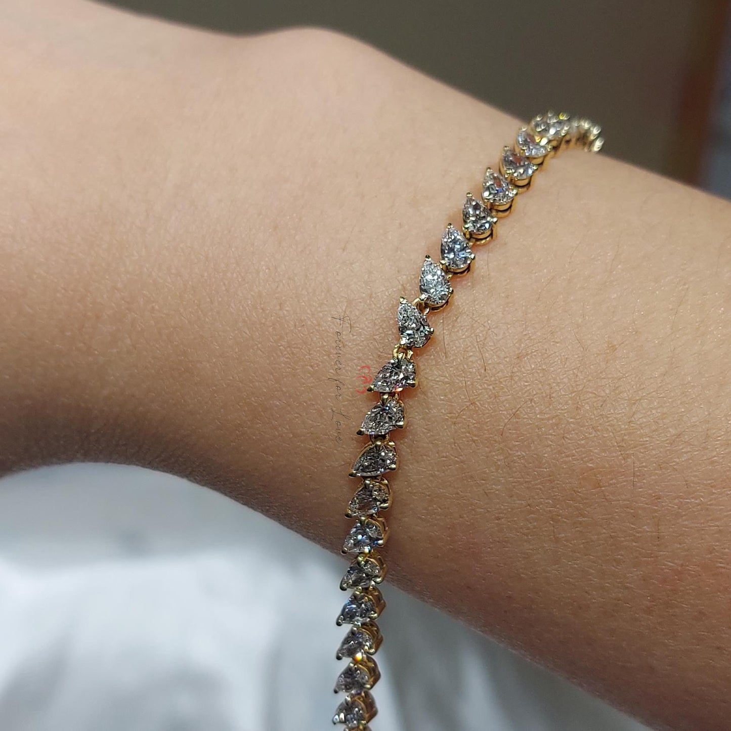 14K Gelbgold Birne Laborgezüchtetes 3-Krappen-Diamant Tennisarmband 10 Karat Gesamtgewicht E, VS1 Geburtstagsgeschenk für Mama Moissanite engagement ring in Gold or Platinum — custom handcrafted by Forever For Love