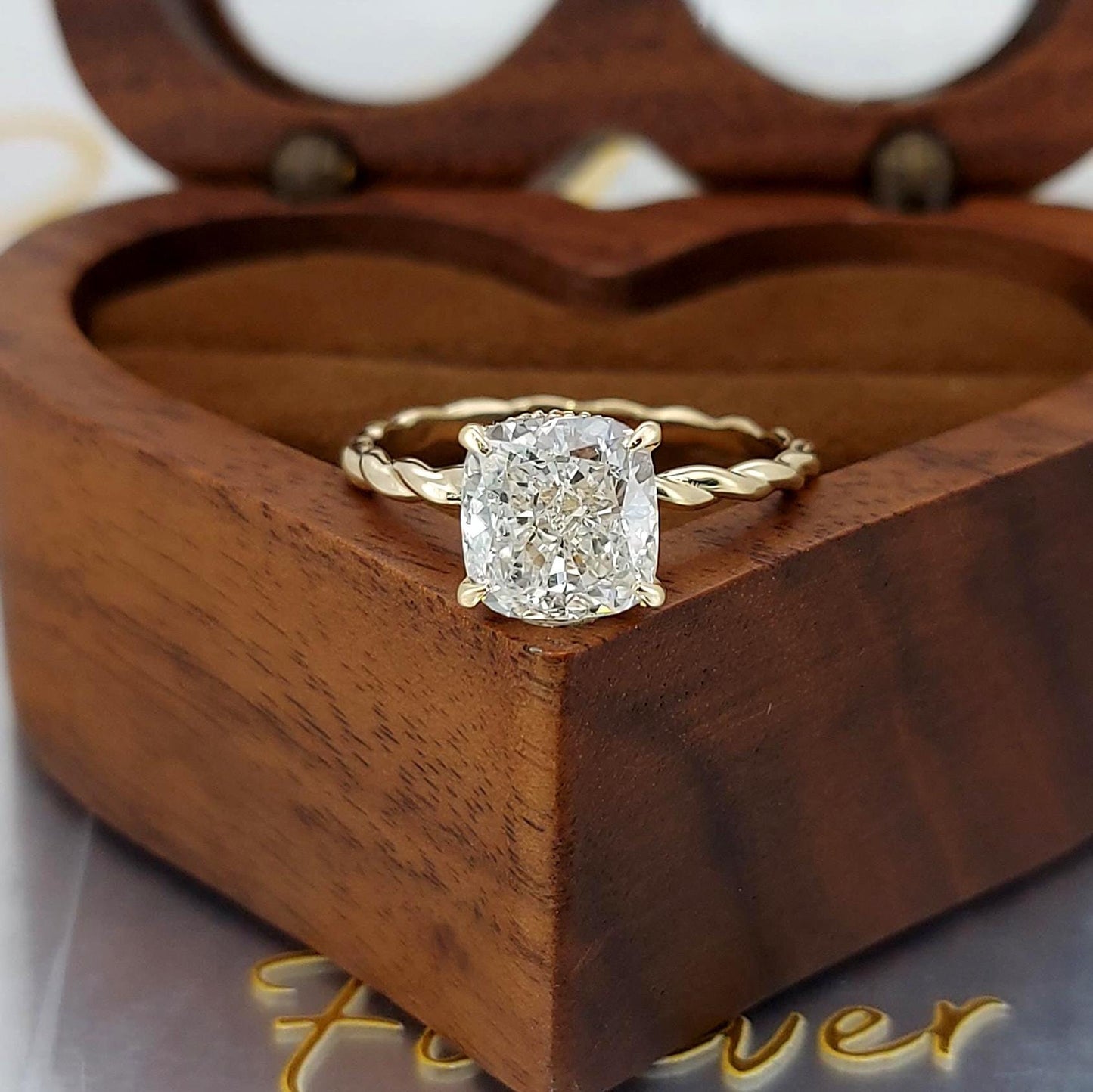 Bague de fiançailles avec diamant de laboratoire certifié IGI, taille coussin, 2,03 carats Cushion cut 1Ct Moissanite taille brillant engagement ring in Gold or Platinum — custom handcrafted by Forever For Love