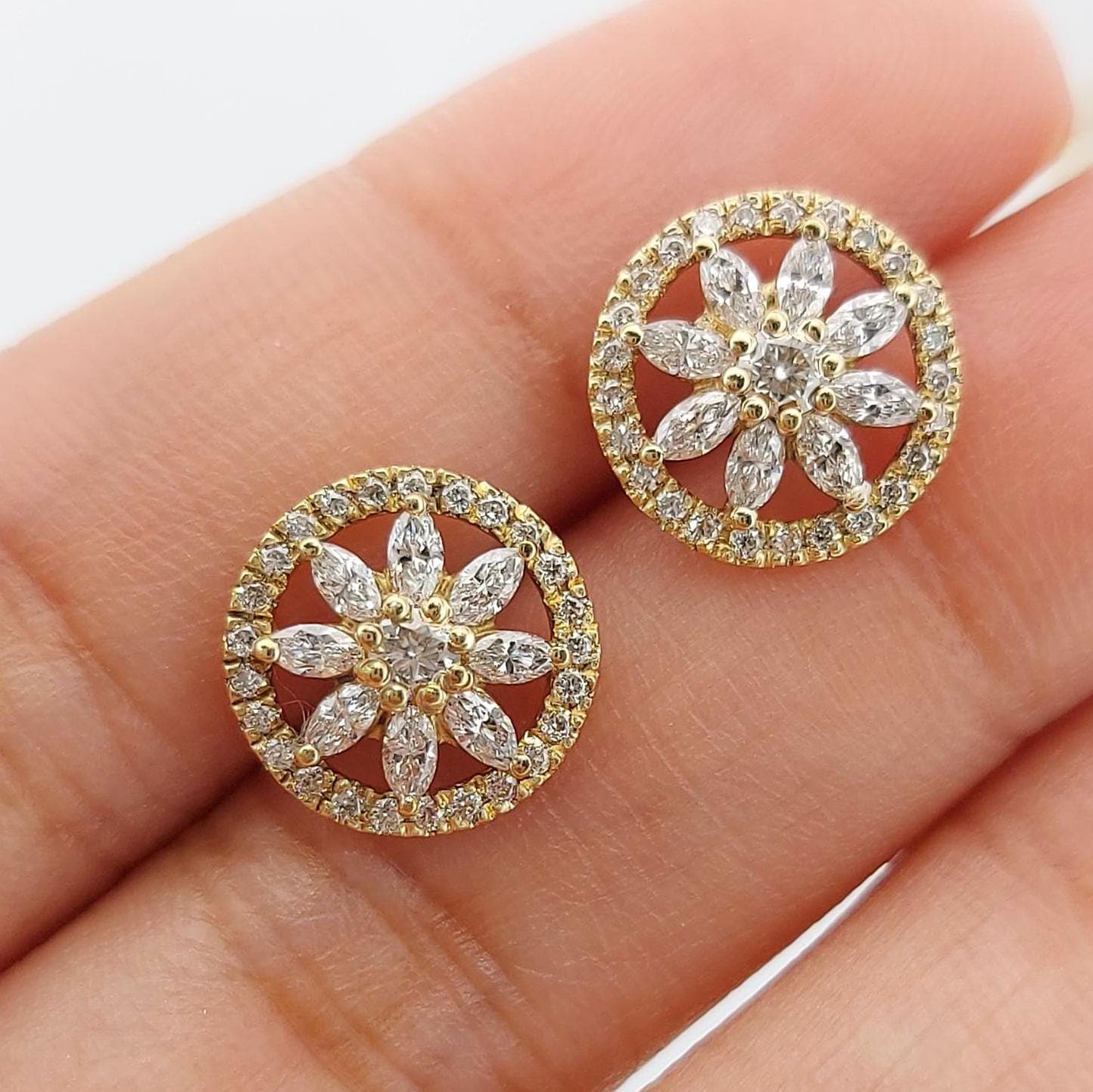 14k Diamant Blumen Ohrstecker im Marquise-Schliff, florale goldene Ohrstecker, zarte Alltags-Diamantohrringe, minimalistischer Schmuck, perfektes Geschenk Moissanite engagement ring in Gold or Platinum — custom handcrafted by Forever For Love