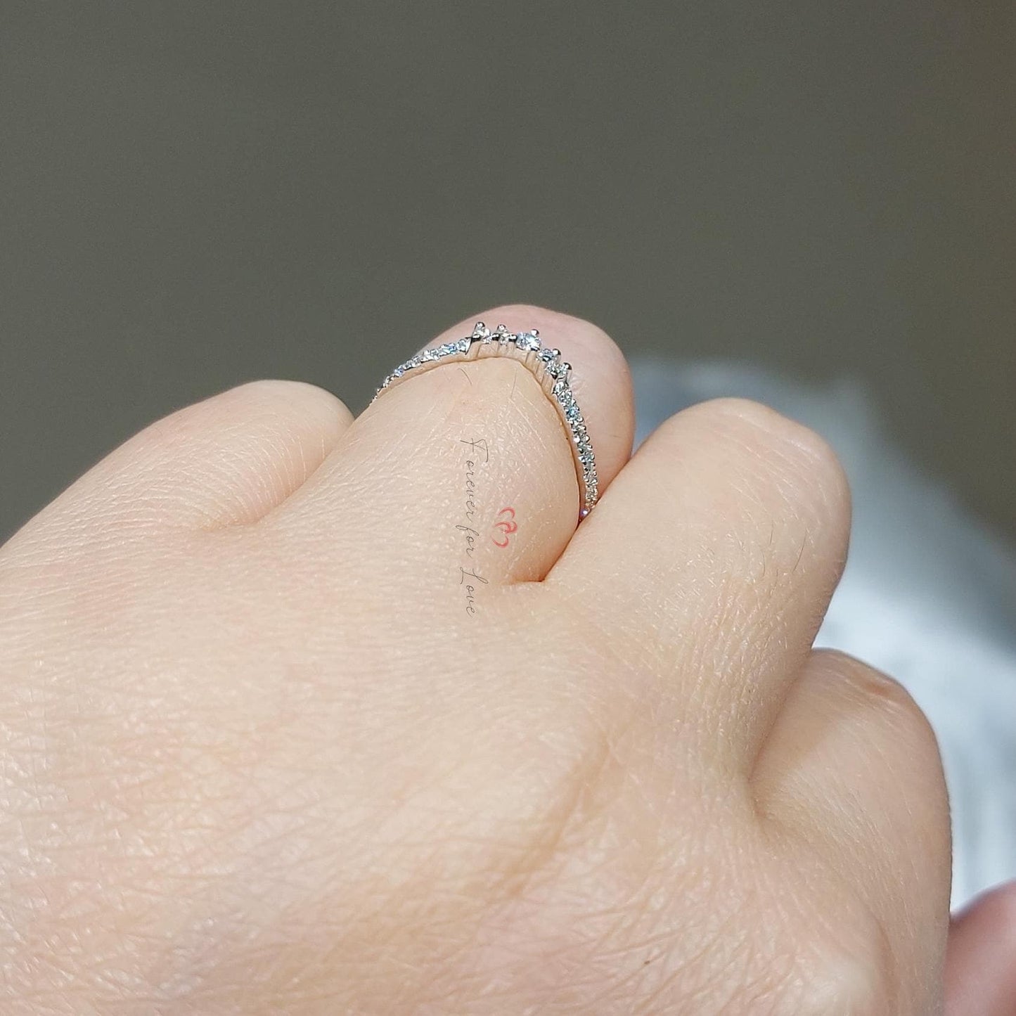 Bague empilable Courbe en diamant de laboratoire Round Lab Round cut Moissanite taille brillant engagement ring in Gold or Platinum — custom handcrafted by Forever For Love