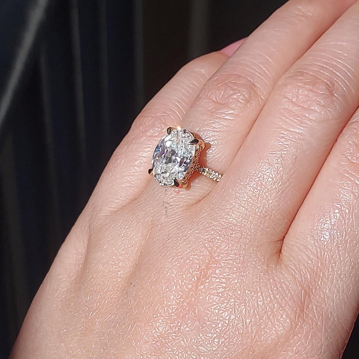 Verlobungsring mit ovalem Moissanit und verdecktem Halo Oval cut Moissanite engagement ring in 935er Argentium Silber — custom handcrafted by Forever For Love