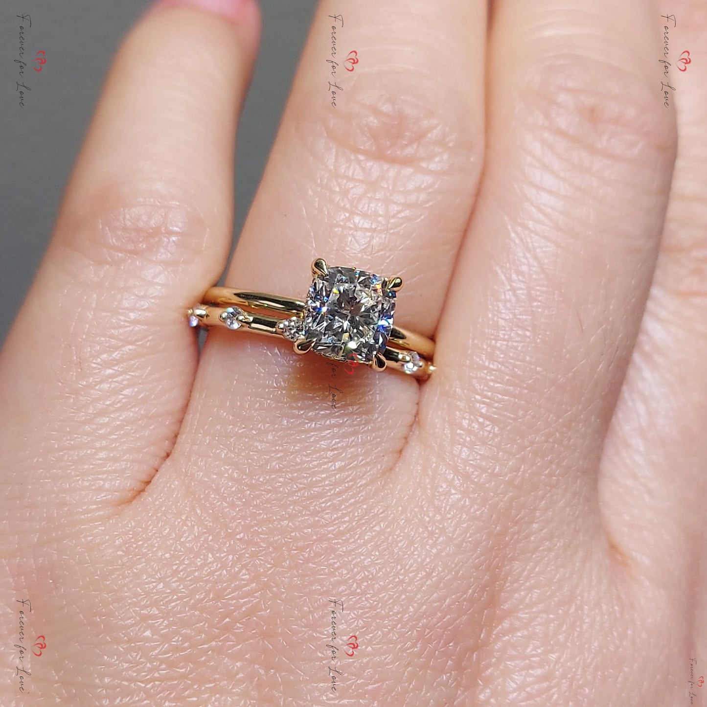 3 Karat Kissen-Labor-Diamant Drei-Viertel-Ewigkeitsring Cushion cut Moissanite engagement ring in 935 Argentium Silber — custom handcrafted by Forever For Love