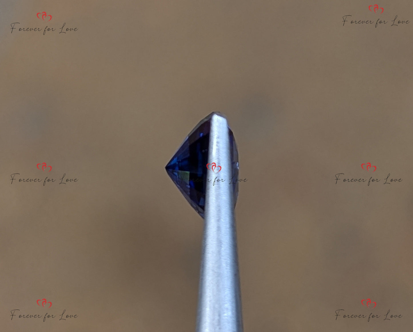 Saphir bleu bleuet 2,5 carats, Pierre précieuse naturelle de Ceylan de forme ronde, Bleu vif Moissanite engagement ring in Gold or Platinum — custom handcrafted by Forever For Love