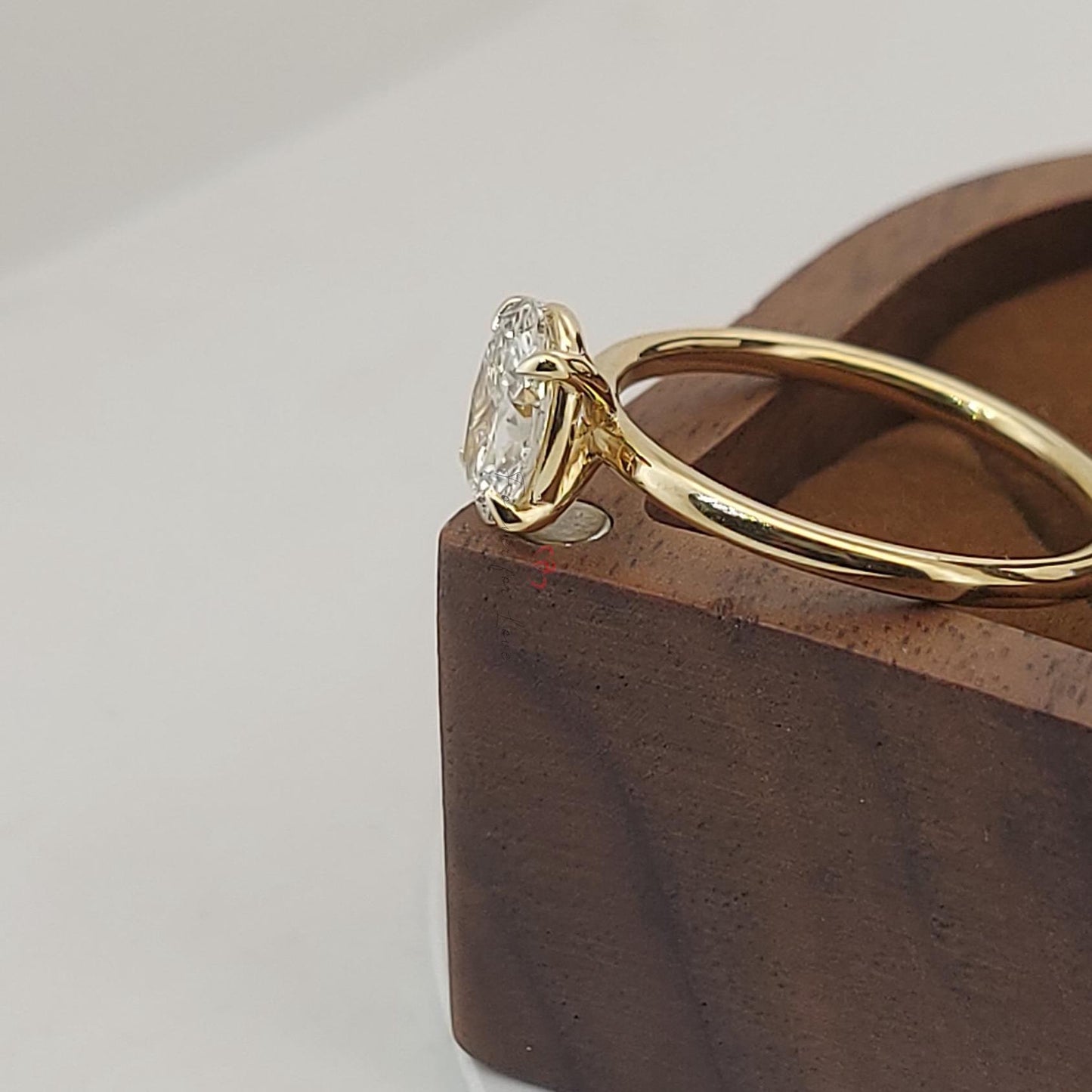 Bague de Fiançailles Solitaire Ovale en Diamant de Laboratoire 1 Ct D VVS2 Oval cut 1Ct Moissanite taille brillant engagement ring in Gold or Platinum — custom handcrafted by Forever For Love