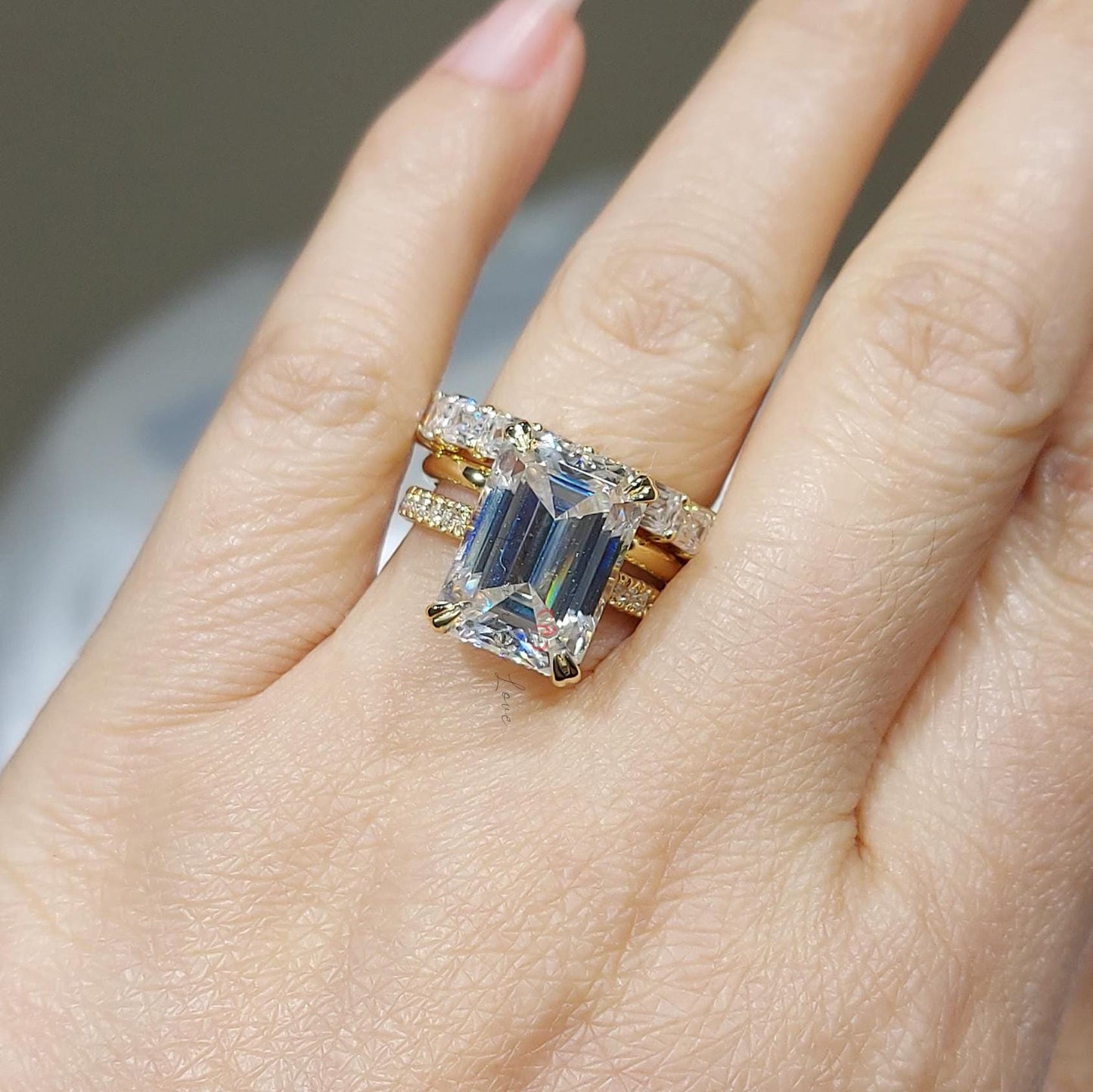 Moissanite émeraude 8 carats, Alliance émeraude Emerald cut Moissanite taille brillant engagement ring in Gold or Platinum — custom handcrafted by Forever For Love