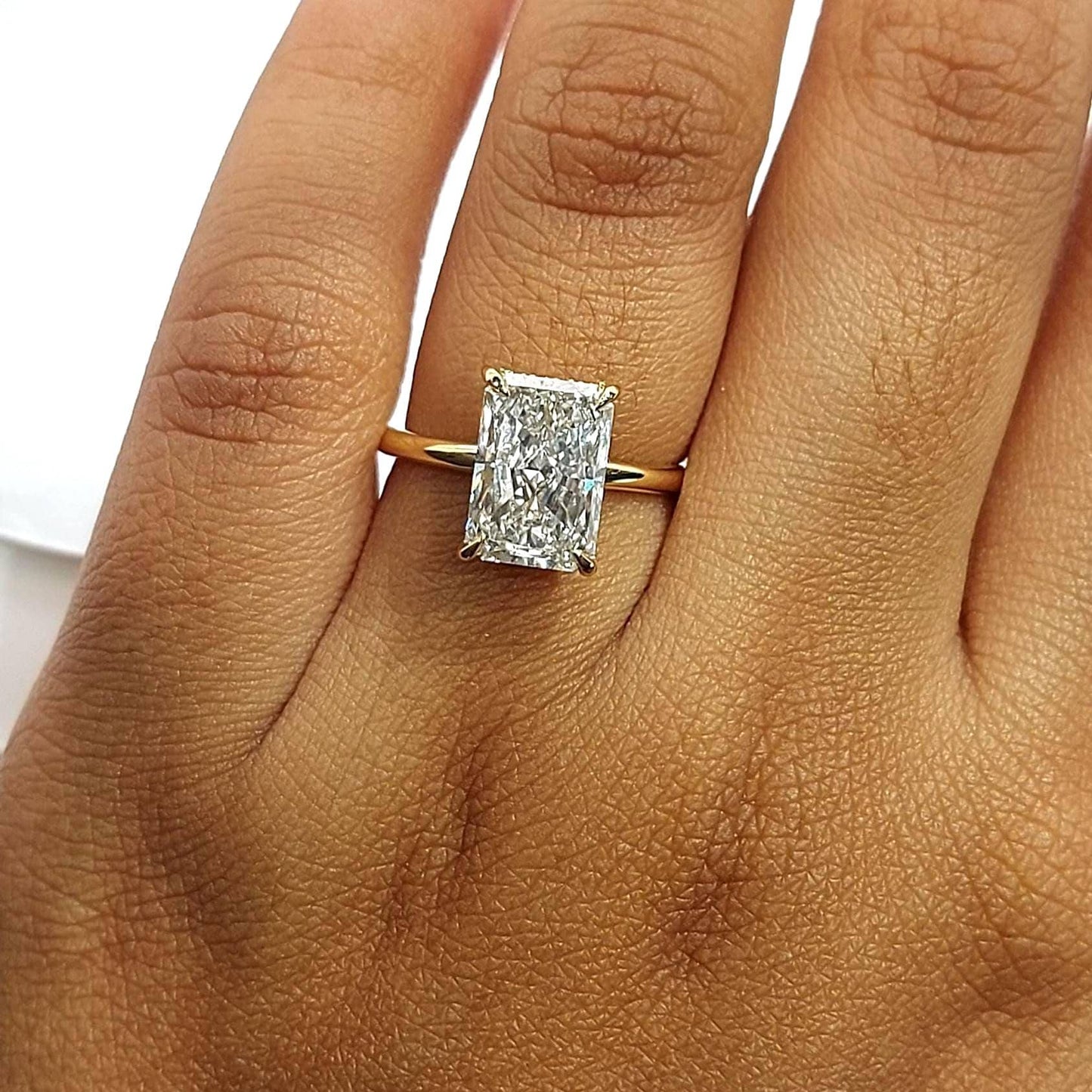 Bague de Fiançailles Solitaire 2 Carats, Diamant Radiant de Synthèse Certifié IGI Radiant cut 1Ct Moissanite Brillant engagement ring in Gold or Platinum — custom handcrafted by Forever For Love