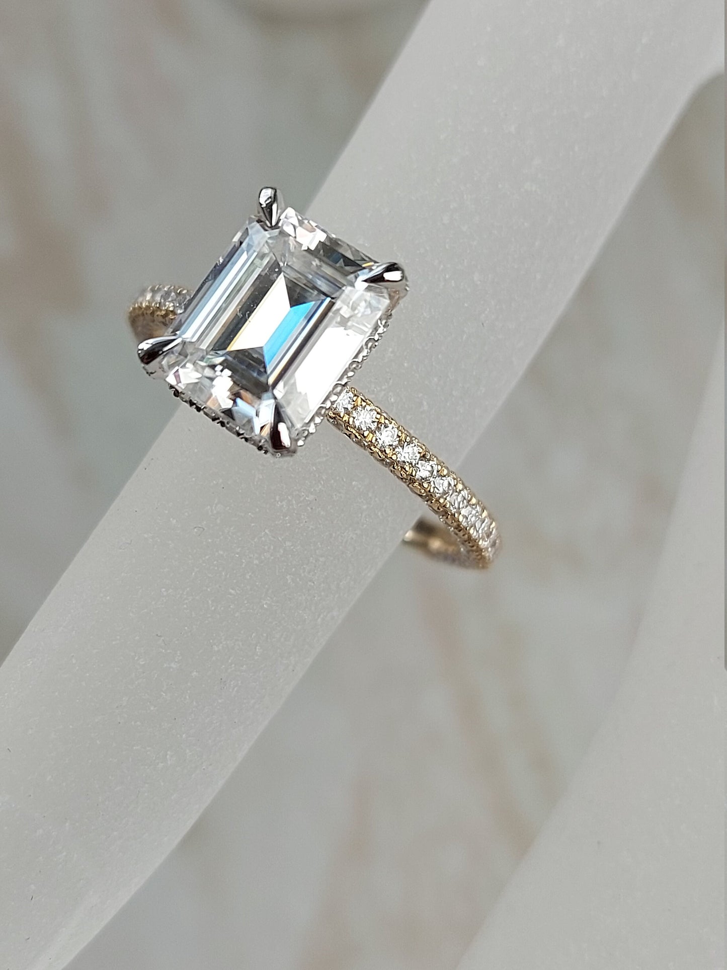 3 Karat/9*7mm smaragdgeschliffener zweifarbiger Verlobungsring, smaragdgeschliffener Moissanit-Verlobungsring, smaragdgeschliffener Solitärring. Emerald cut Moissanite engagement ring in 935 Argentium Silber — custom handcrafted by Forever For Love