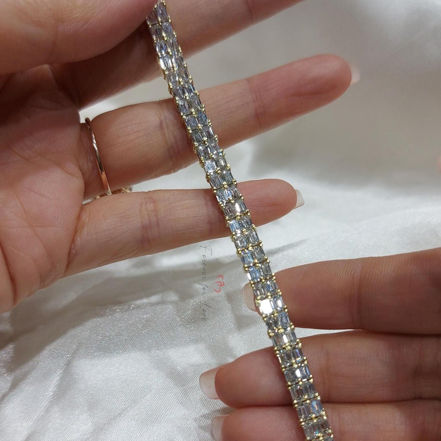 Tennisarmband, goldenes Tennisarmband, Diamant-Tennisarmband, zierliches Armband, Diamantarmband, Geschenk für sie, minimalistisches Armband Moissanite engagement ring in Gold or Platinum — custom handcrafted by Forever For Love