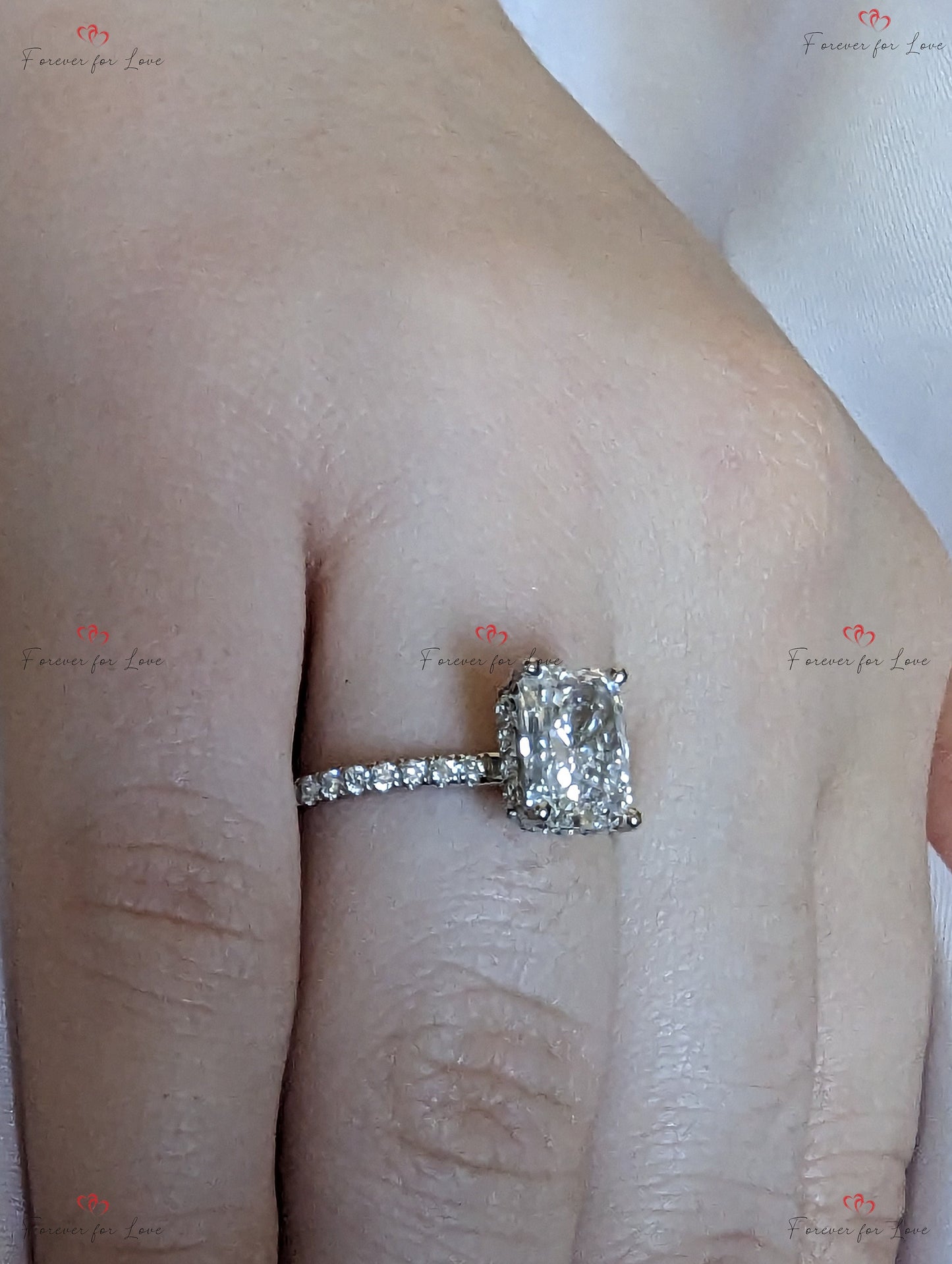 2,44 Karat IGI-zertifizierter Radiant-Diamant Verlobungsring mit verdecktem Halo Radiant cut Moissanite engagement ring in 935 Argentium Silber — custom handcrafted by Forever For Love