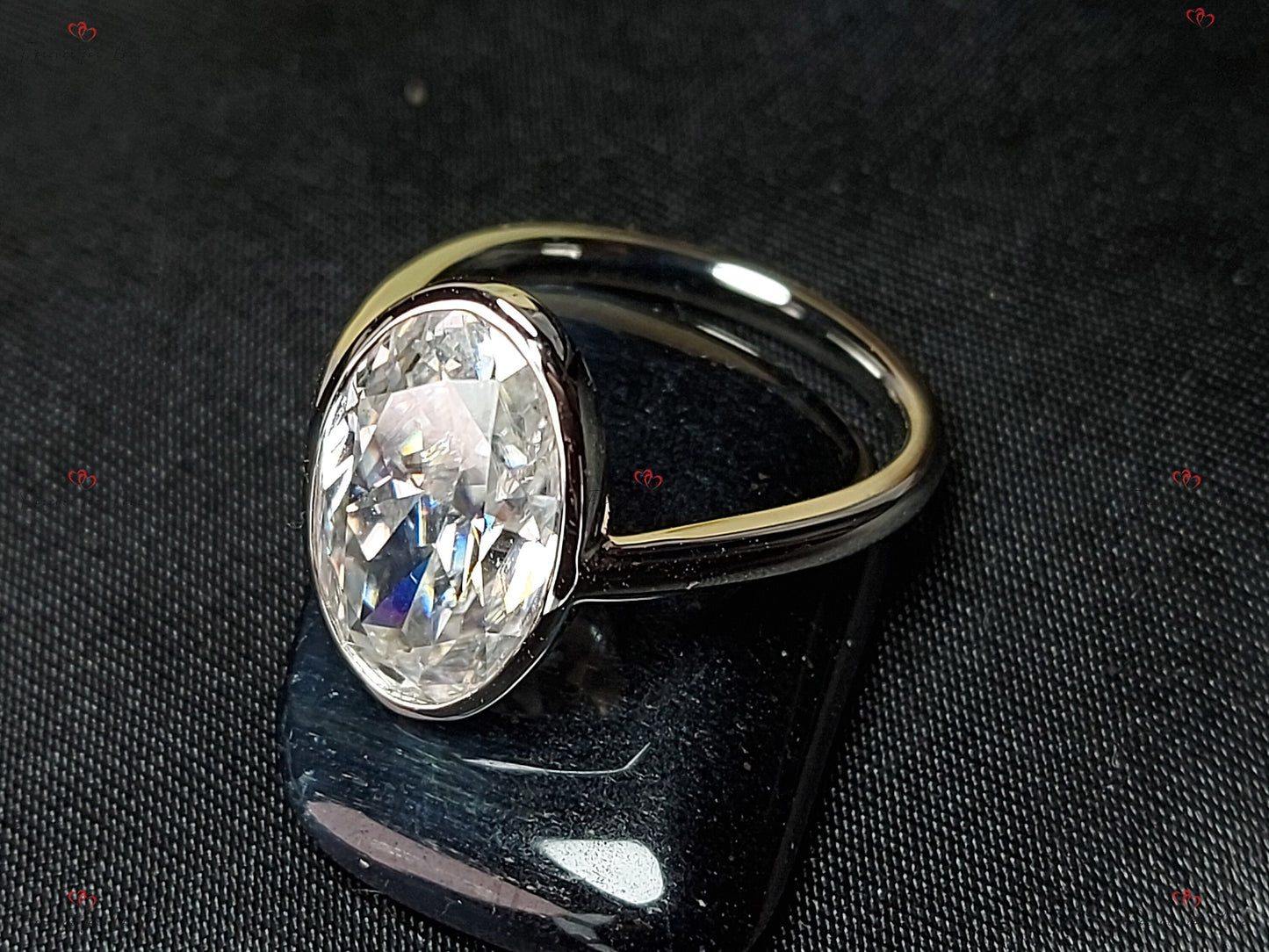 Bague de fiançailles 6 CT Moissanite avec serti clos, bague taille ovale allongée givrée de 14*9mm, bague moderne en diamant ovale, or jaune massif 14 carats. Oval cut 1Ct Moissanite taille brillant engagement ring in Gold or Platinum — custom handcrafted by Forever For Love