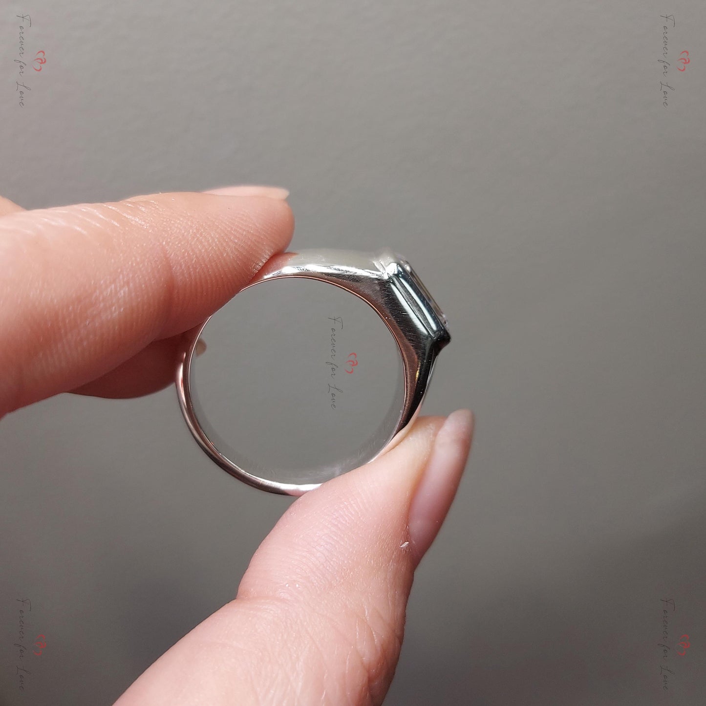 Vollrand-Solitärring für Herren, Smaragdschliff Moissanit Statement Ring, Hochzeit für Ihn, Jahrestagsgeschenk, Ring für Ihn, Vatertagsgeschenk Emerald cut Moissanite engagement ring in 935 Argentium Silber — custom handcrafted by Forever For Love