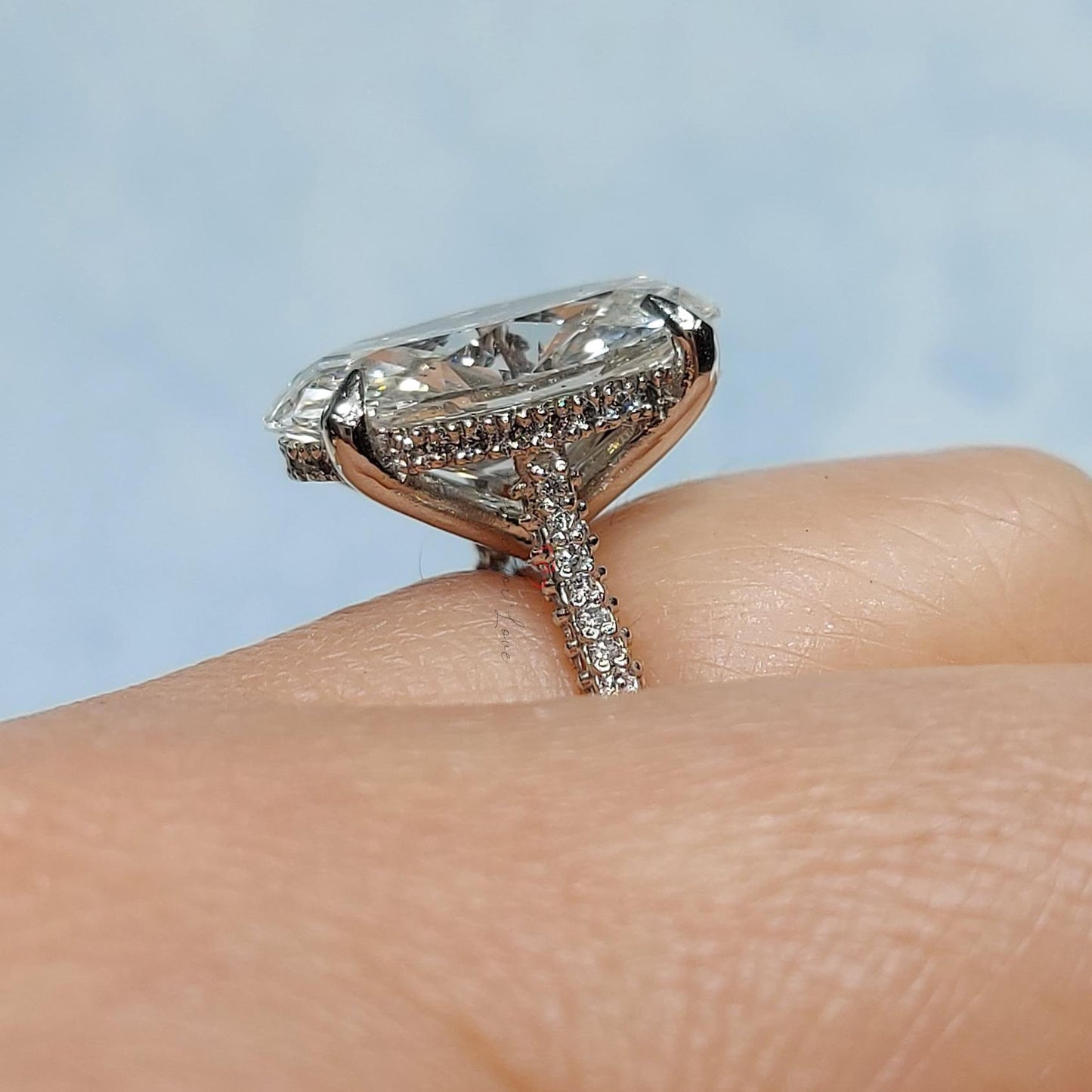 8 Karat ovaler Labor-Diamant-Solitär-Verlobungsring Oval cut Moissanite engagement ring in 935 Argentium Silber — custom handcrafted by Forever For Love