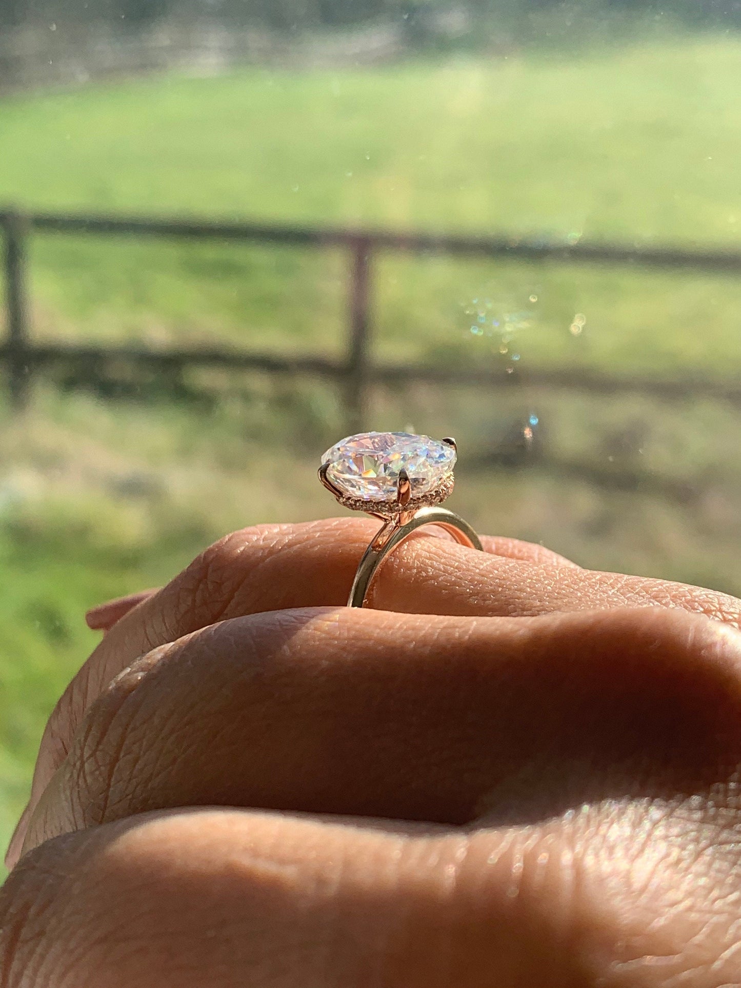 Bague de fiançailles ovale, bague de fiançailles moissanite ovale de 4 carats (12*8mm) effet "crushed ice", bague sertie d'un halo de diamants. Round cut 1Ct Moissanite coupe brillante engagement ring in Gold or Platinum — custom handcrafted by Forever For Love