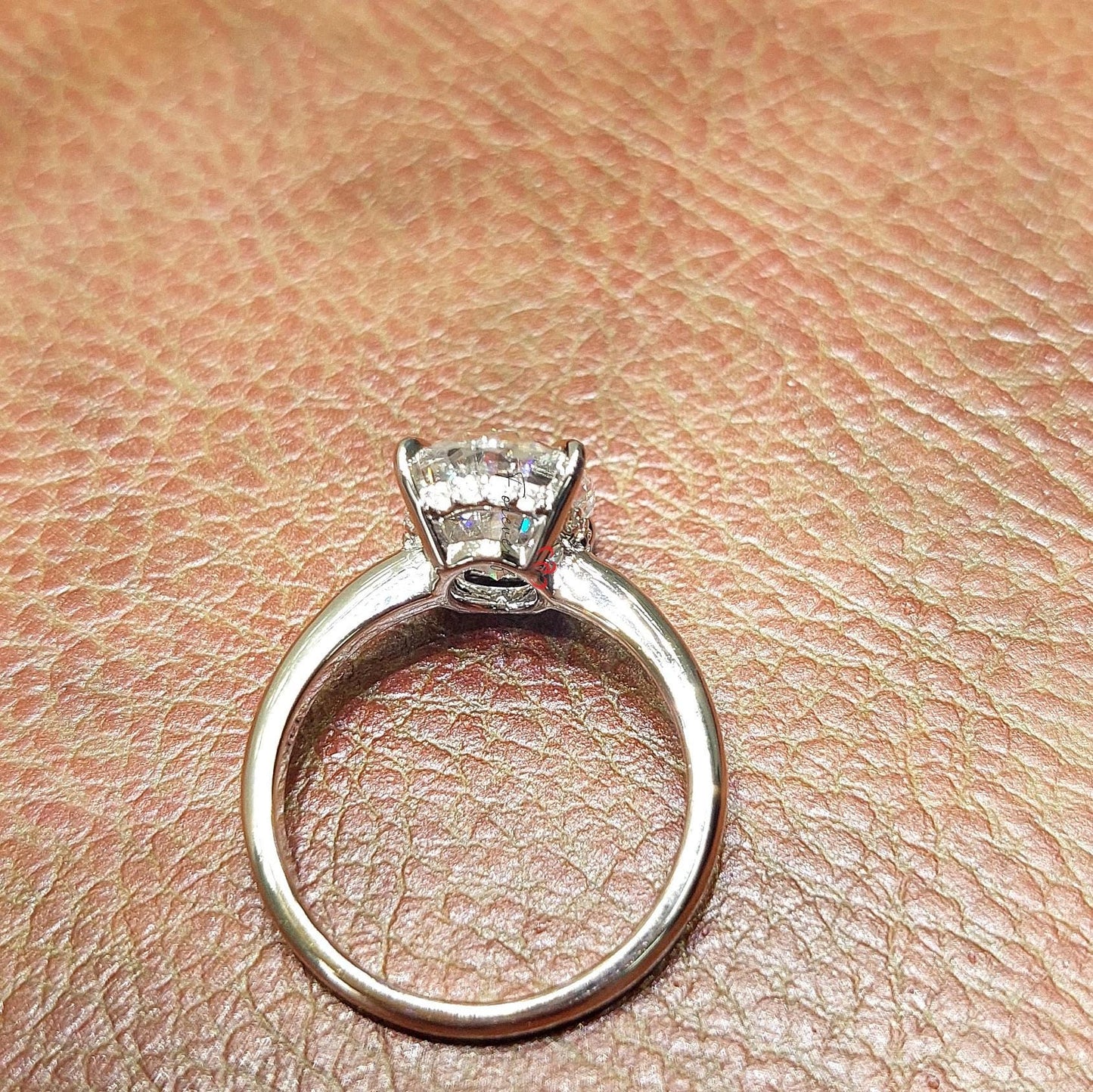 Verlobungsring mit ovalem Moissanit im Halo-Design Oval cut Moissanite engagement ring in 935er Argentium Silber — custom handcrafted by Forever For Love
