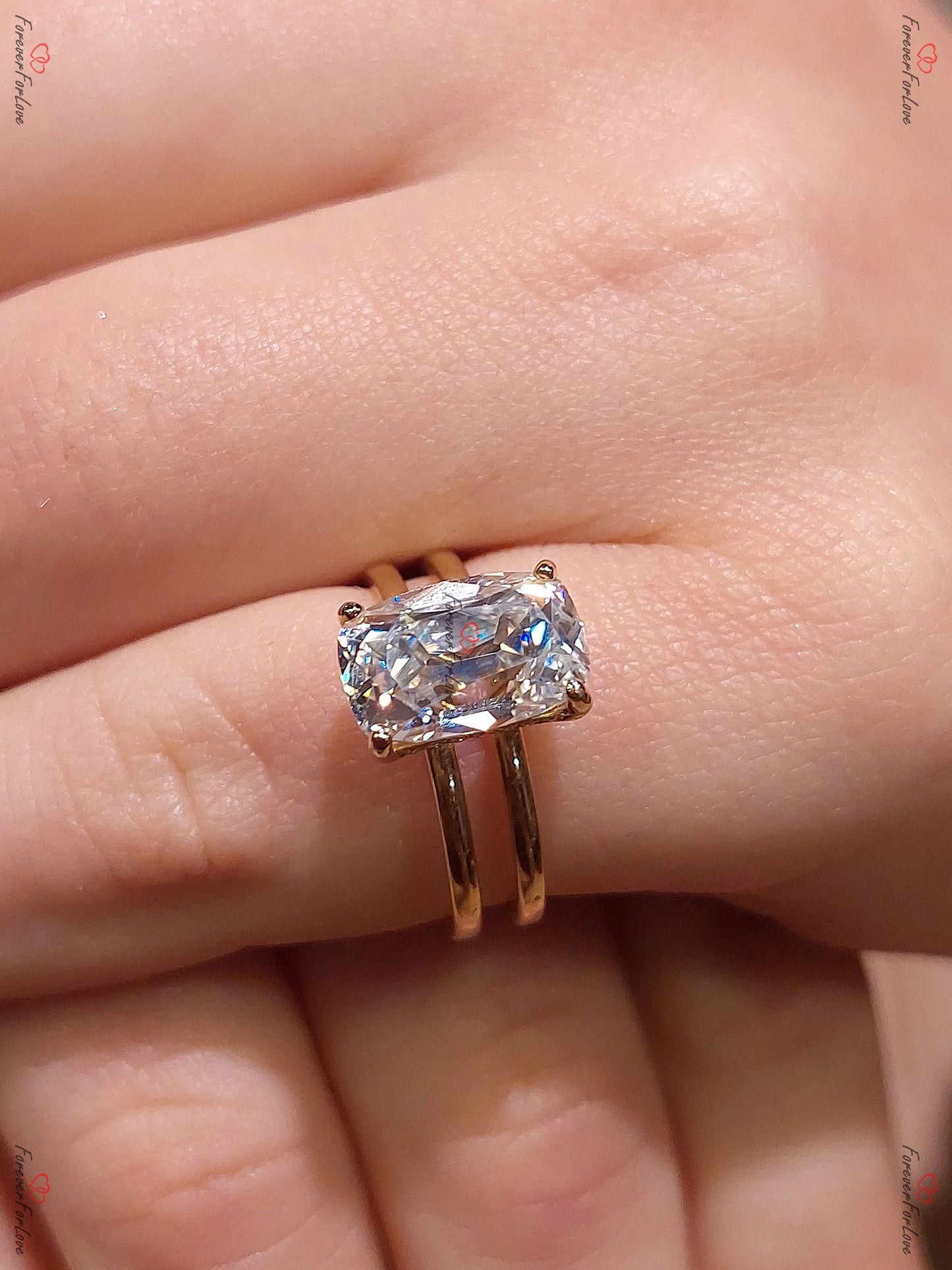 3 Karat Vintage Einzigartiger OMC Kissenschliff Moissanit Ring, Massiver Gold Ring mit Altschliff, Versteckter Halo Solitär Verlobungsring, Geburtstagsgeschenk für Ehefrau. Cushion cut Moissanite engagement ring in 935 Argentium Silber — custom handcrafted by Forever For Love